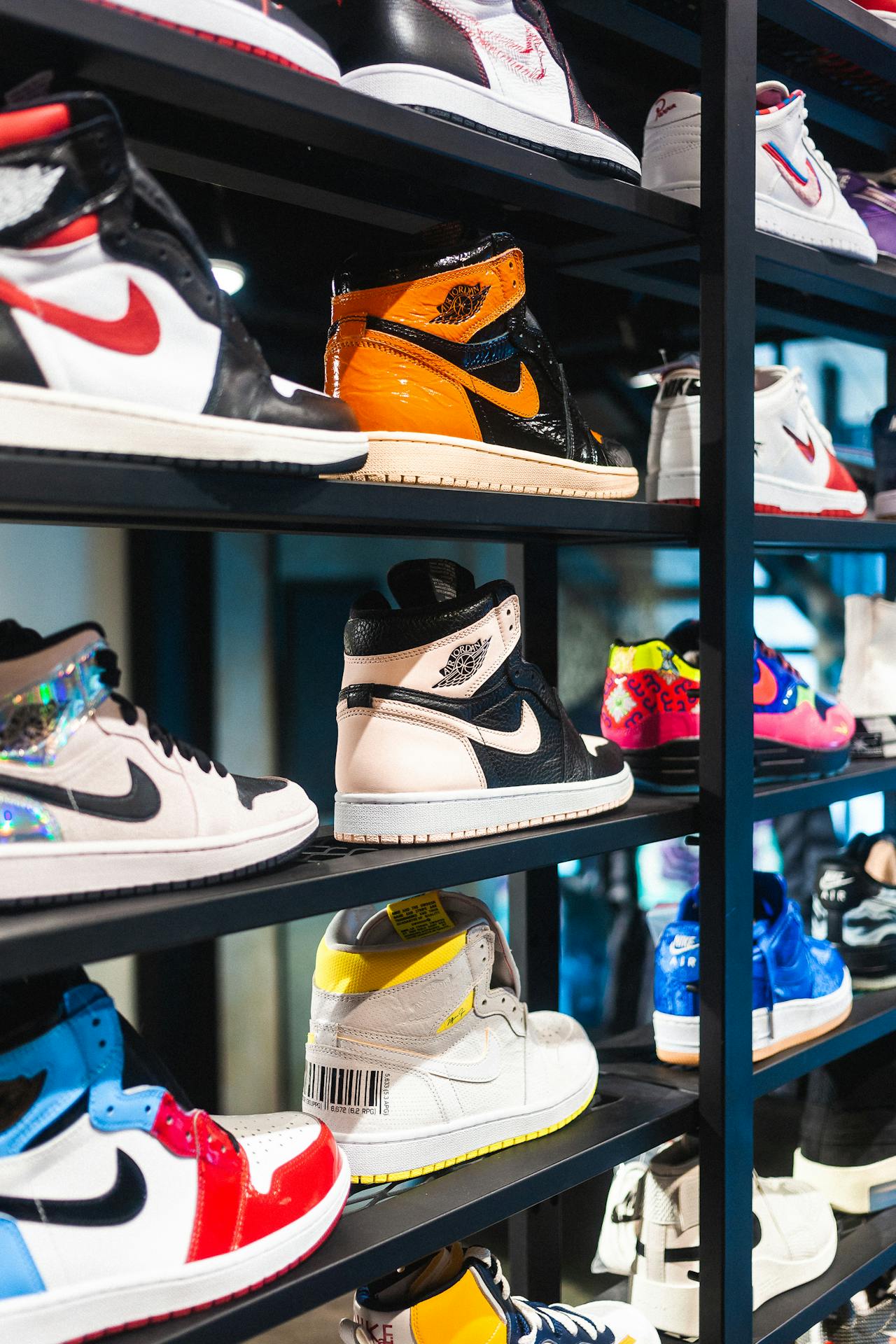 Zapatillas de marca en el escaparate de una tienda | Fuente: Pexels