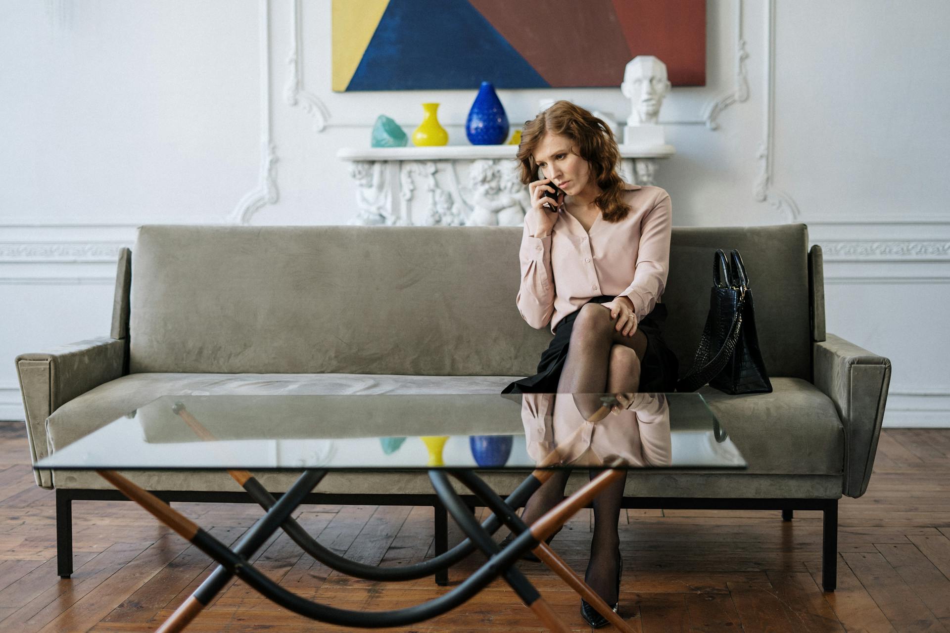 Una mujer preocupada hablando por teléfono | Fuente: Pexels