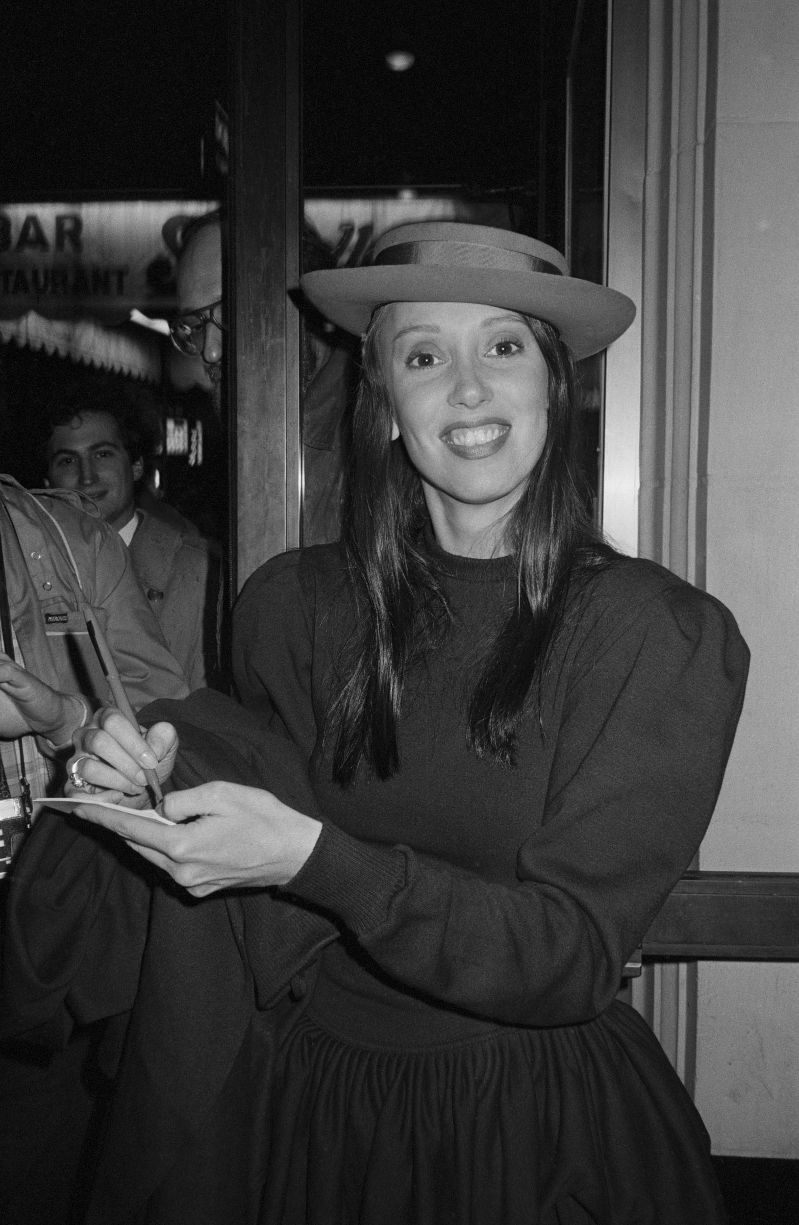 Shelley Duvall firma autógrafos, circa 1970 | Fuente: Getty Images