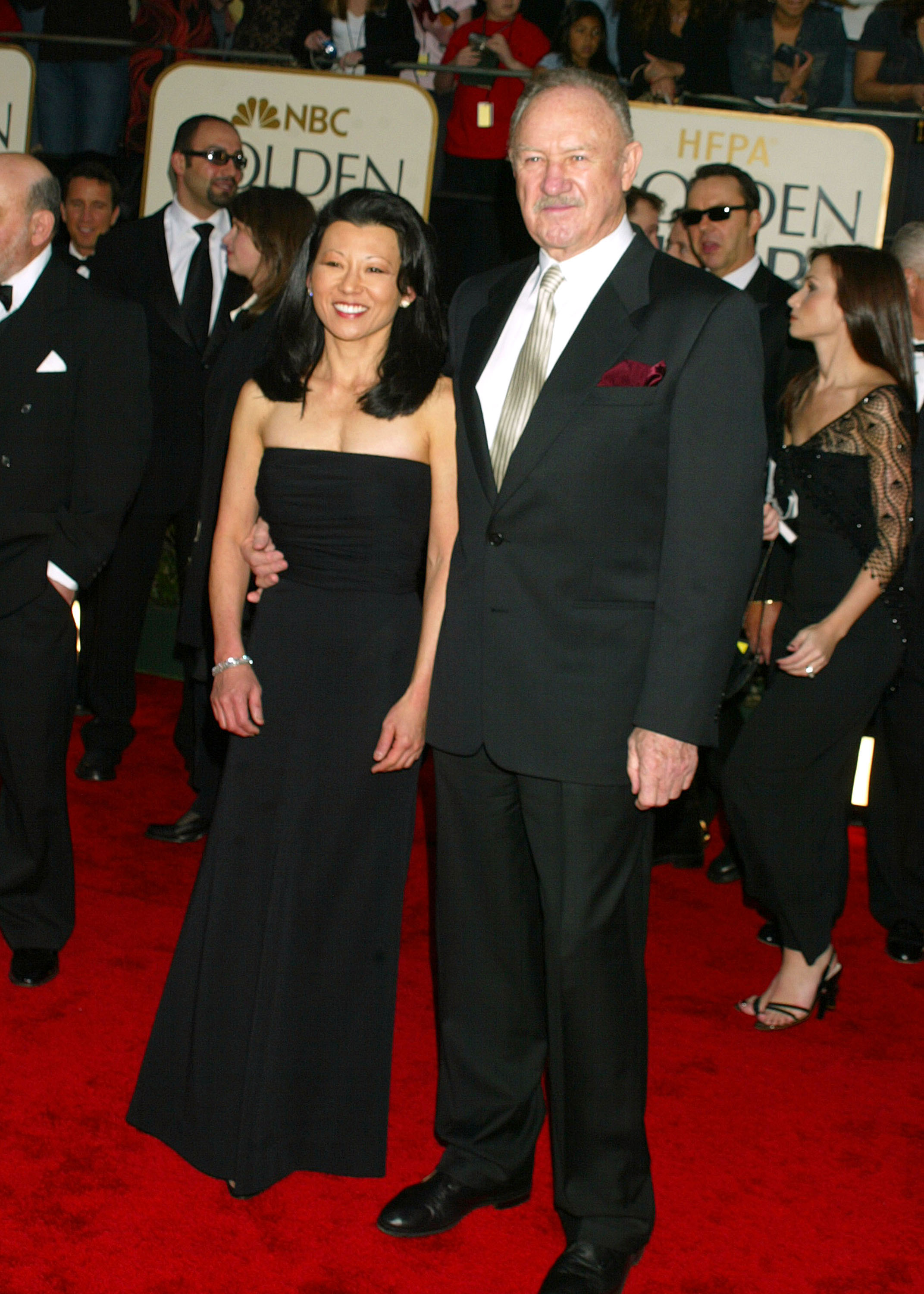 Betsy Arakawa y Gene Hackman durante la 60ª edición de los Premios Globo de Oro en el Hotel Beverly Hilton de Beverly Hills, California, el 19 de enero de 2003 | Fuente: Getty Images