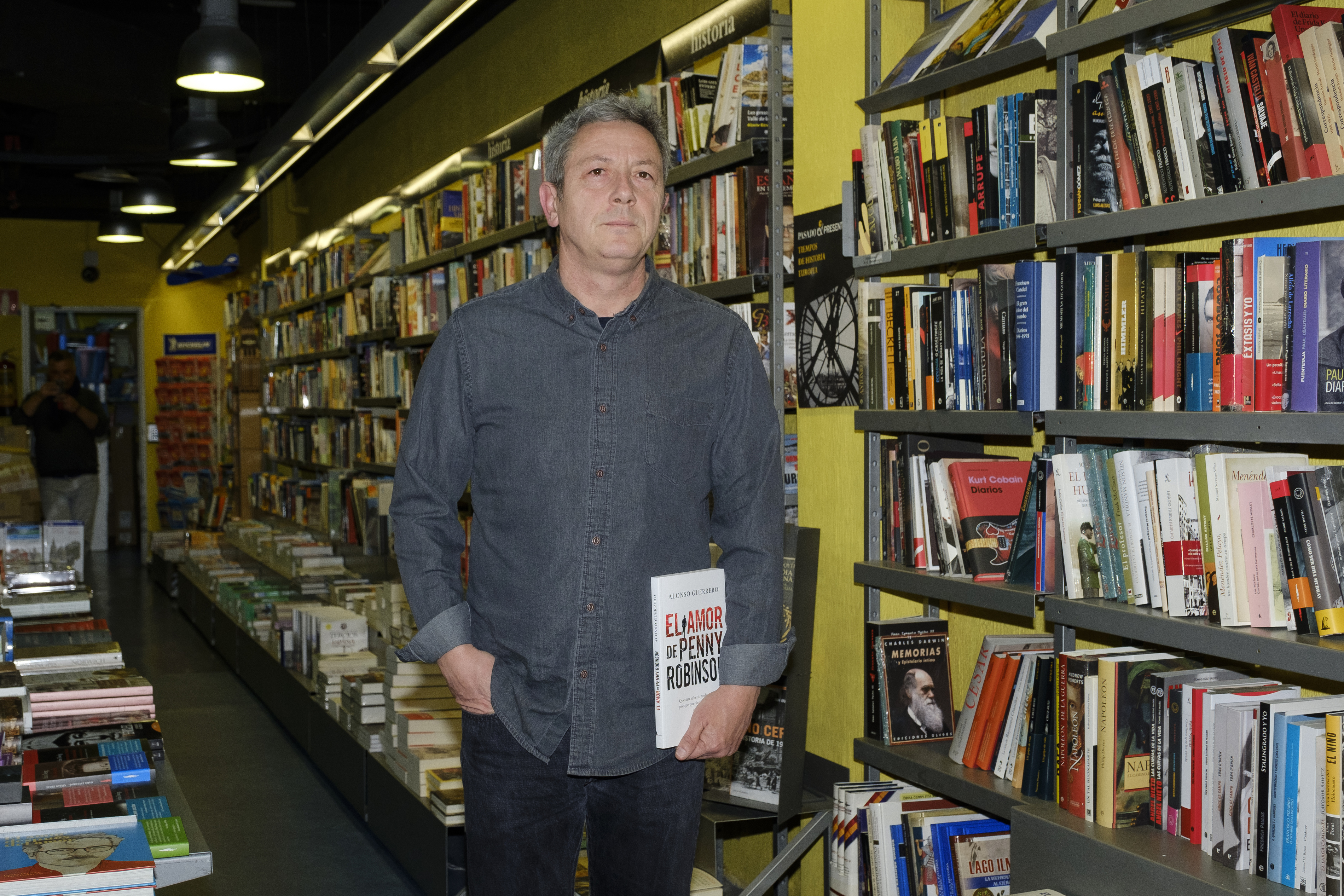 Alonso Guerrero asiste a la rueda de prensa de "El amor de Penny Robinson" en la librería Le el 12 de abril de 2018 en Madrid, España. | Fuente: Getty Images