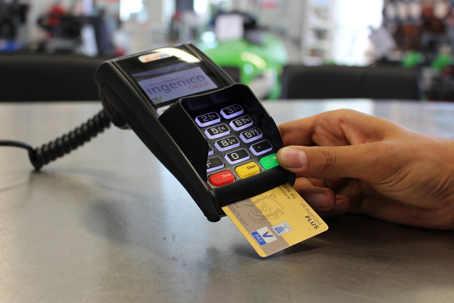 Persona tramitando transacción con tarjeta bancaria. | Foto: Pixabay
