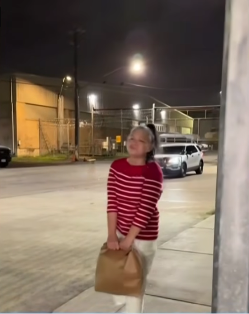 Carmen Mejía durante su liberación, poco después de la medianoche del 11 de marzo de 2026 en un centro de detención de Austin, Texas | Fuente: YouTube/Noticias Telemundo