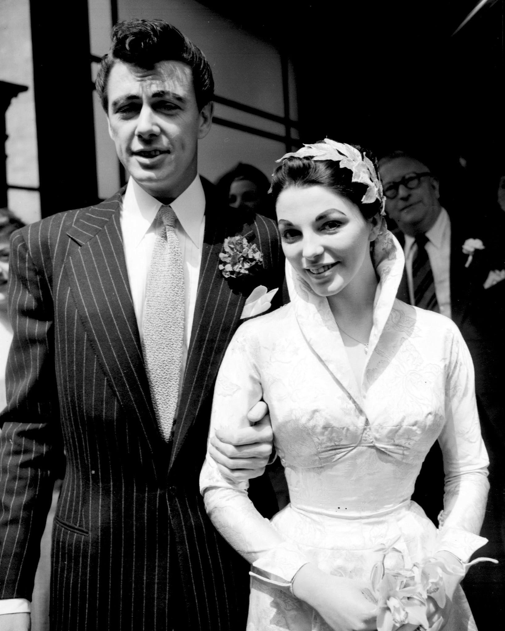Maxwell Reed y Joan Collins tras su boda en Caxton Hall Register Office, en Londres, el 14 de mayo de 1952. | Fuente: Getty Images