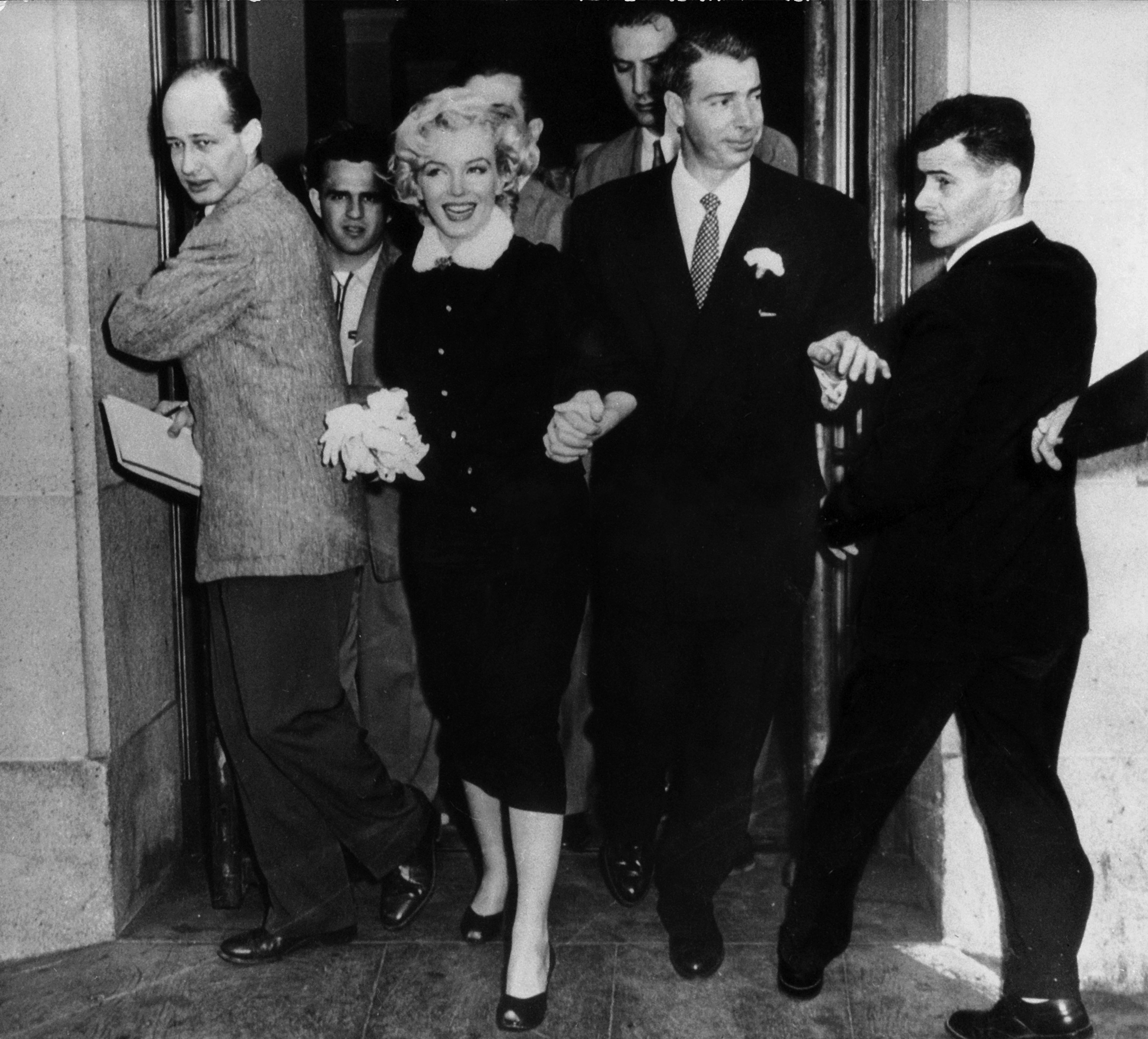 Marilyn Monroe y Joe DiMaggio abandonan el ayuntamiento después de su boda. San Francisco, 14 de enero de 1954. | Foto: Getty Images