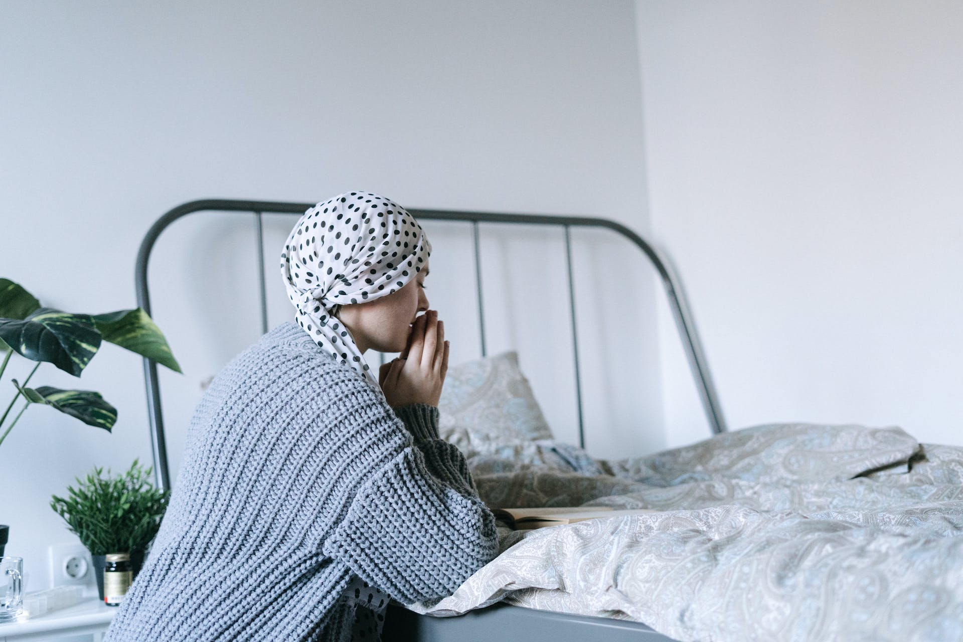 Mujer enferma reza | Foto: Pexels