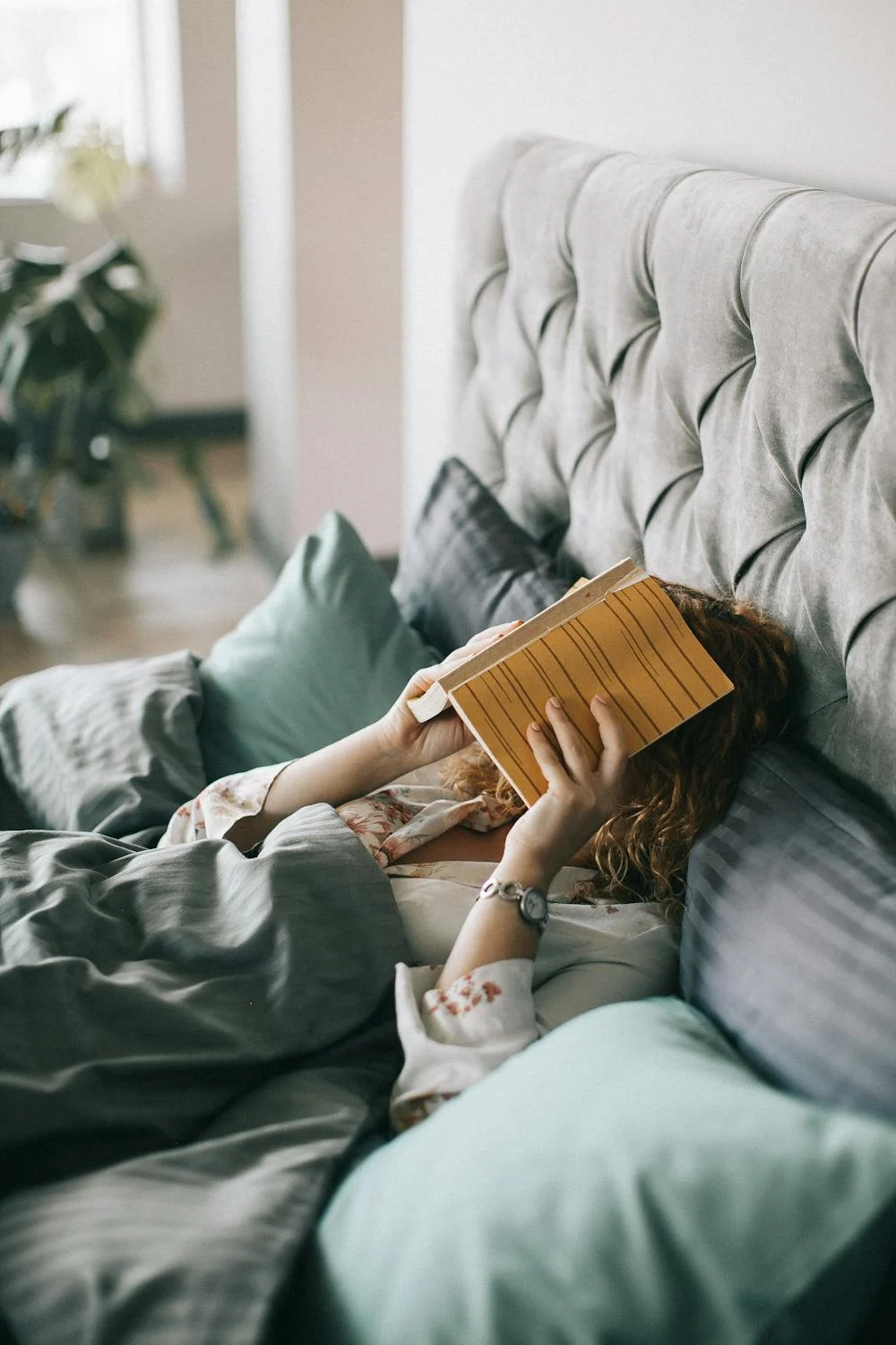 Una mujer en la cama cubriéndose la cara con las manos | Fuente: Pexels