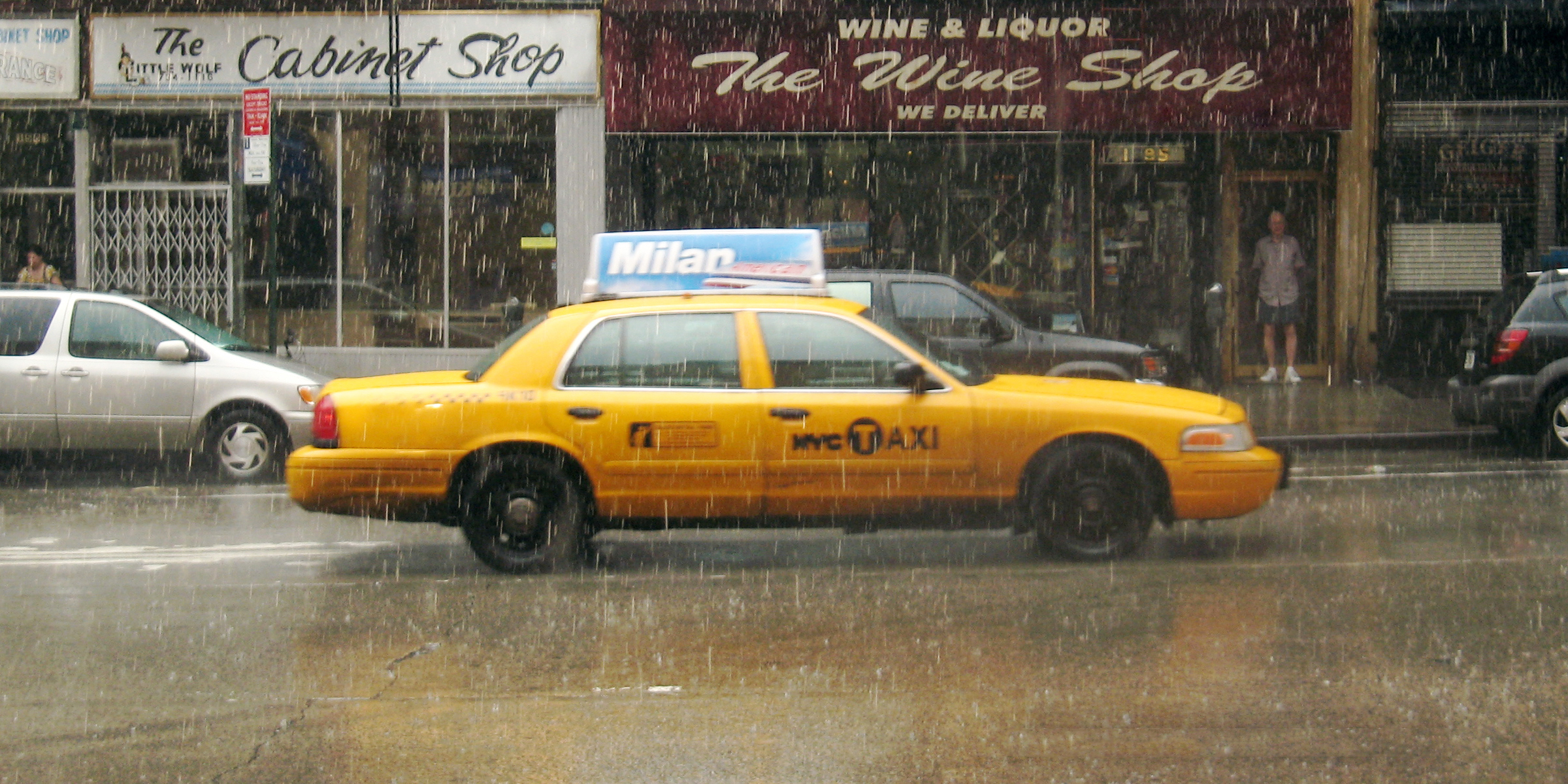 Taxi amarillo circulando por una calle de la ciudad durante una fuerte lluvia | Fuente: Flickr.com/wka (CC BY-SA 2.0)
