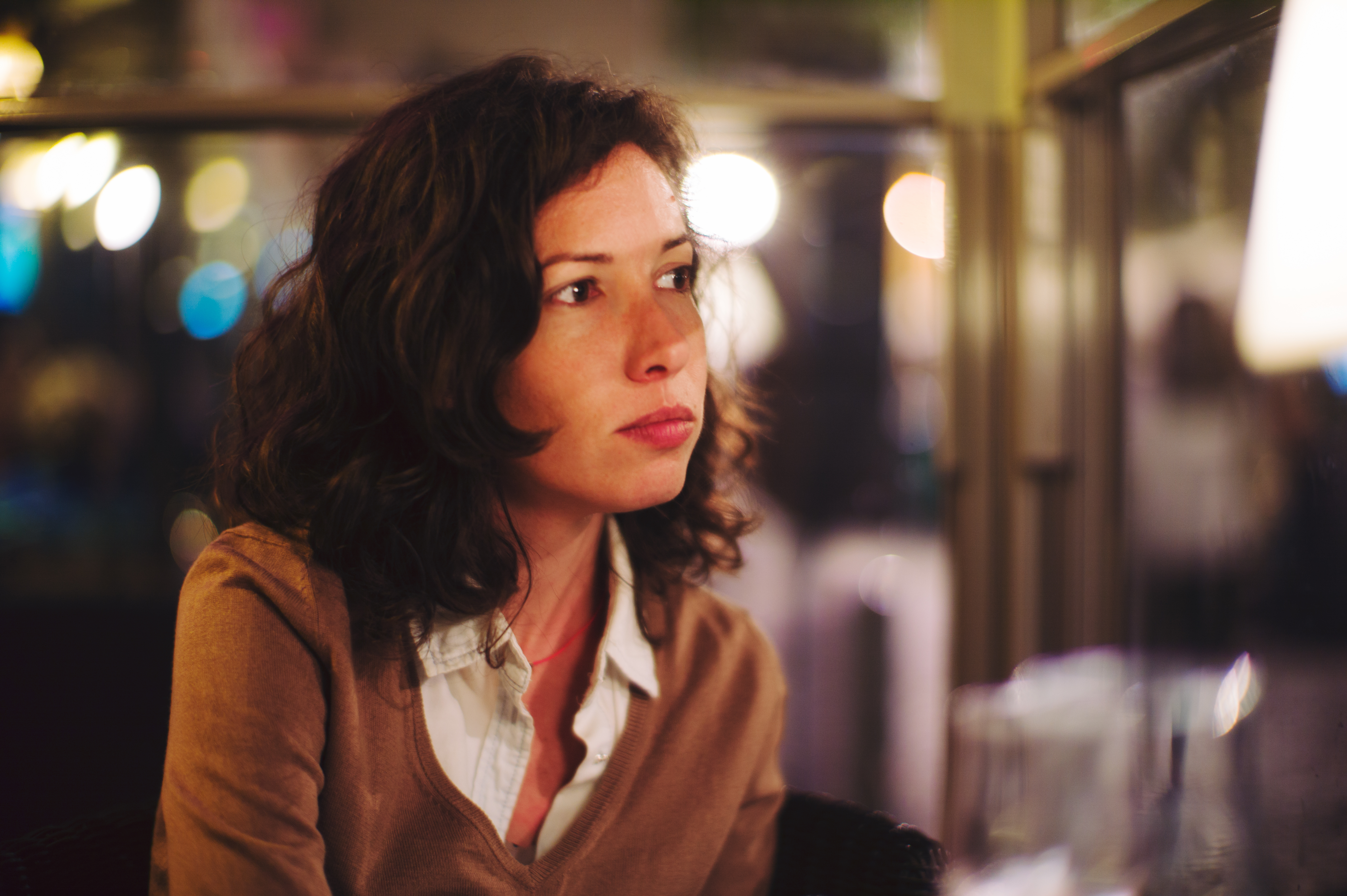 Mujer abatida en un bar | Foto: Getty Images