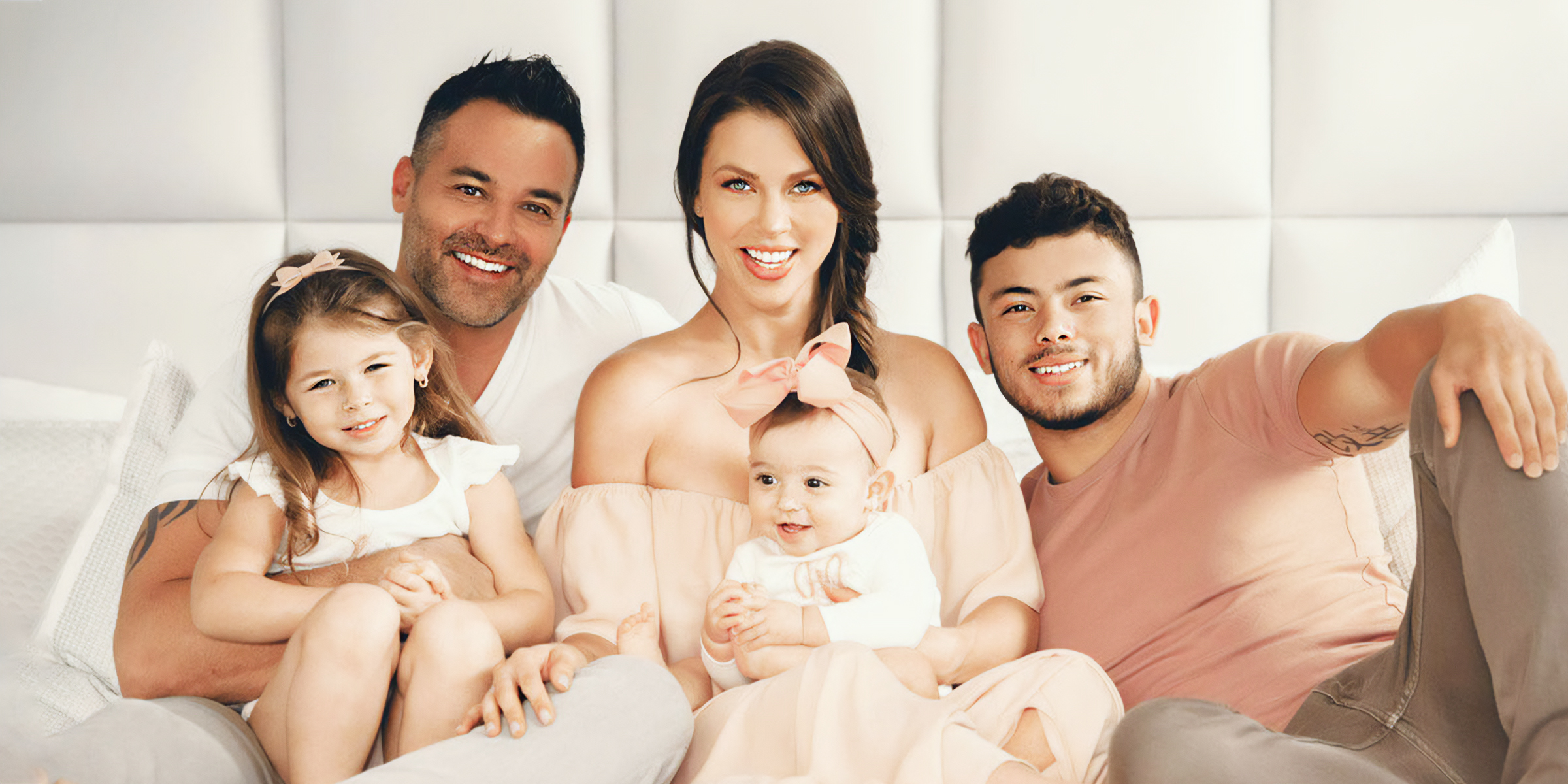 Jay Adkins, Ximena Duque y sus hijos, Cristán, Luna y Skye | Fuente: Facebook.com/XimenaDuque