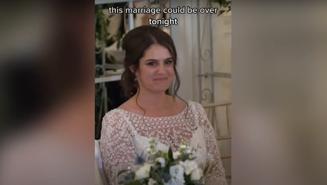 La recién casada Katie sonríe durante el discurso de boda de su marido | Fuente: YouTube / Daily Record