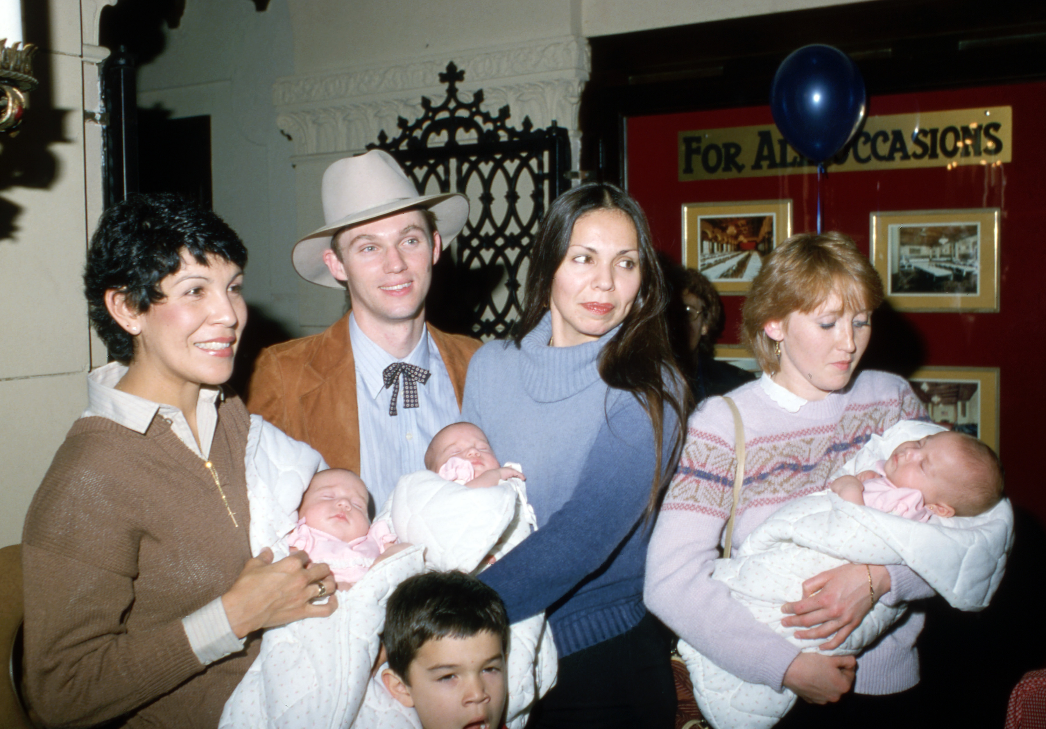 Richard Thomas y Alma González con sus hijas Gwyneth, Pilar y Barbara, su hijo Richard, su cuñada Magdalena y su amiga Patsy Curtin el 22 de mayo de 1981 | Fuente: Getty Images