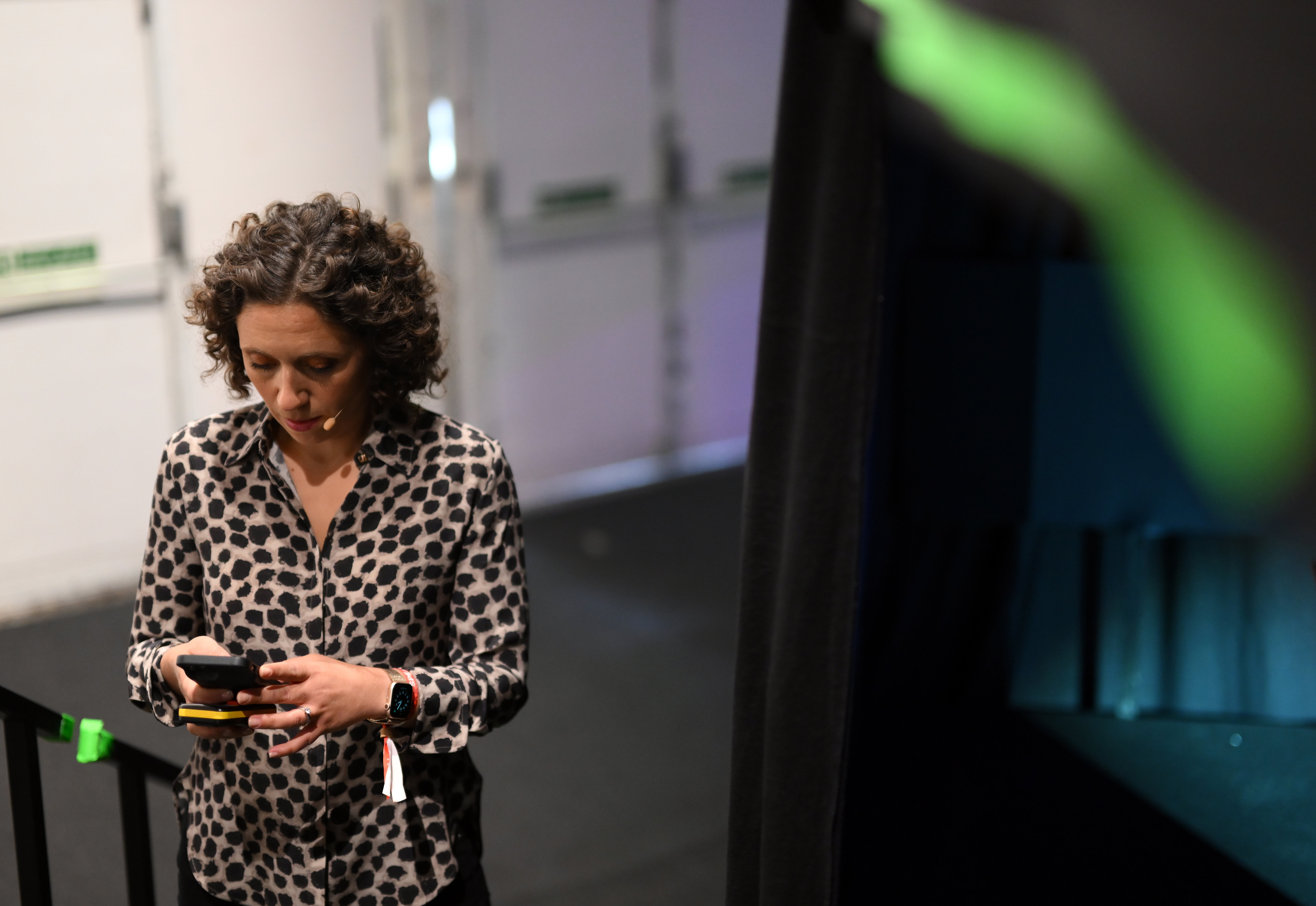 Julie Pace hablando por teléfono durante la cumbre. | Fuente: Getty Images