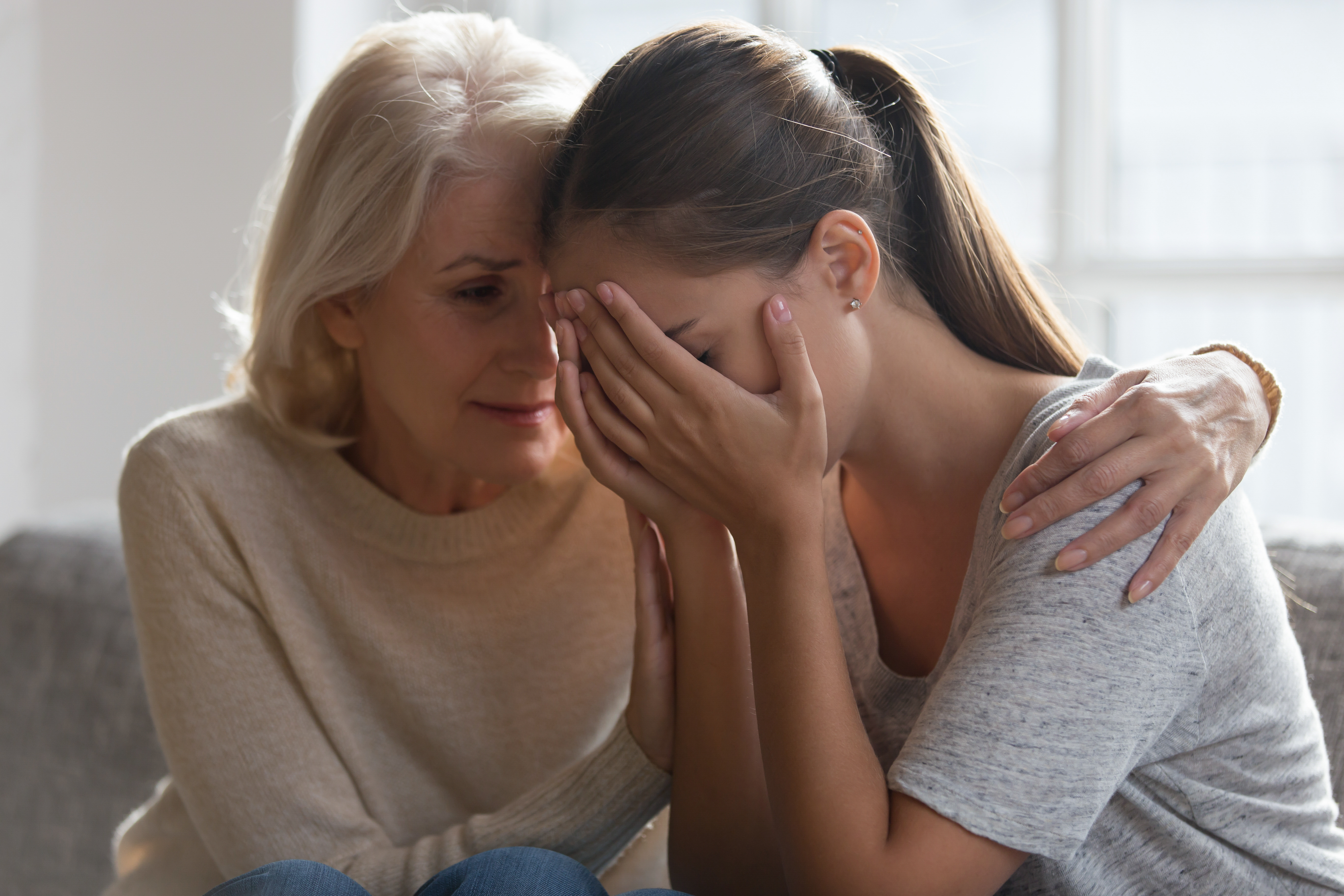 Madre preocupada consolando a su hija | Fuente: Shutterstock