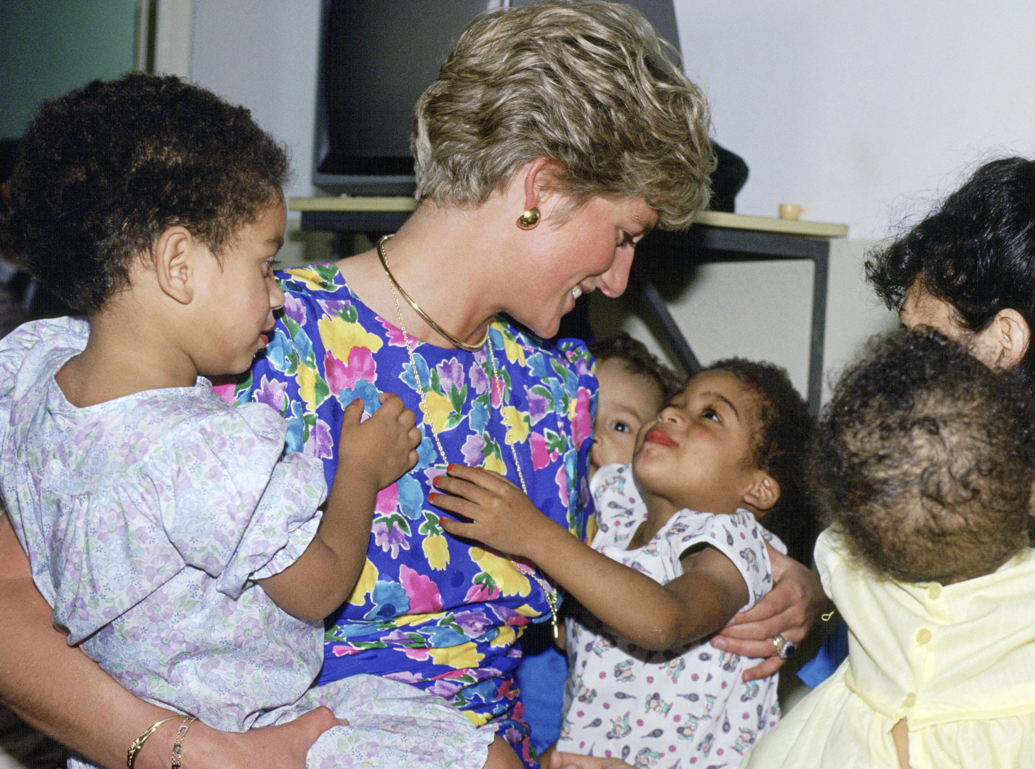 La princesa Diana visita el Albergue del SIDA/VIH de Brasil el 24 de abril de 1991. | Foto: Getty Images