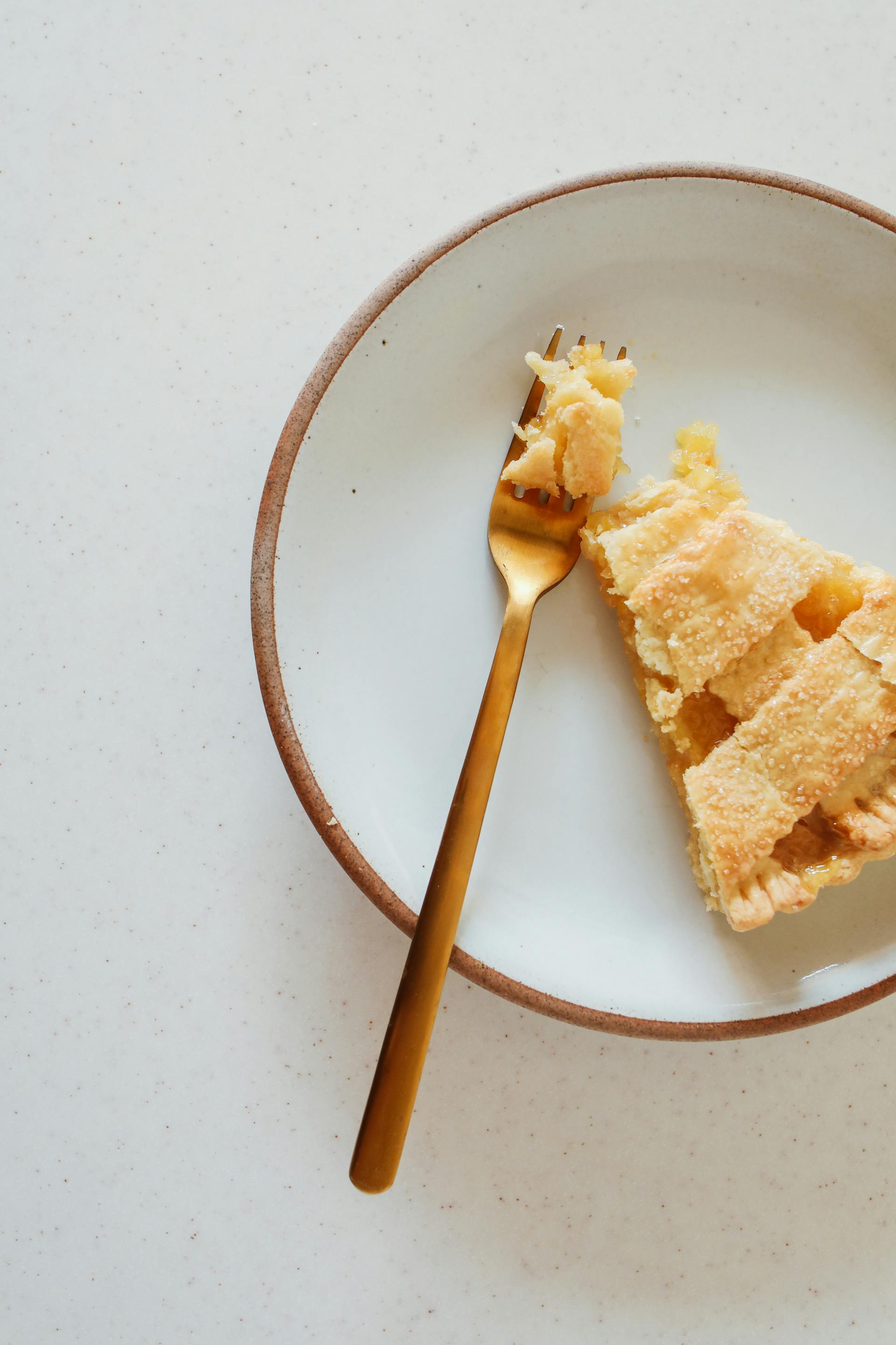 Un trozo de tarta de manzana parcialmente comido | Fuente: Pexels