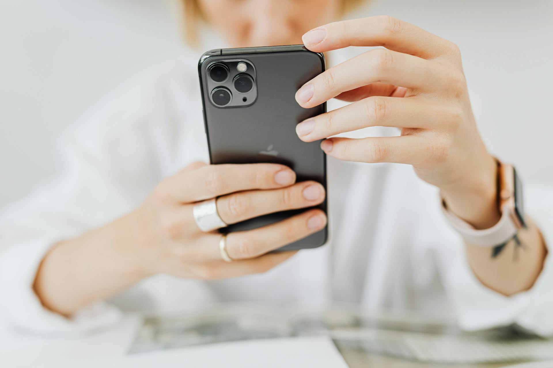 Una mujer sujetando un teléfono móvil | Fuente: Pexels
