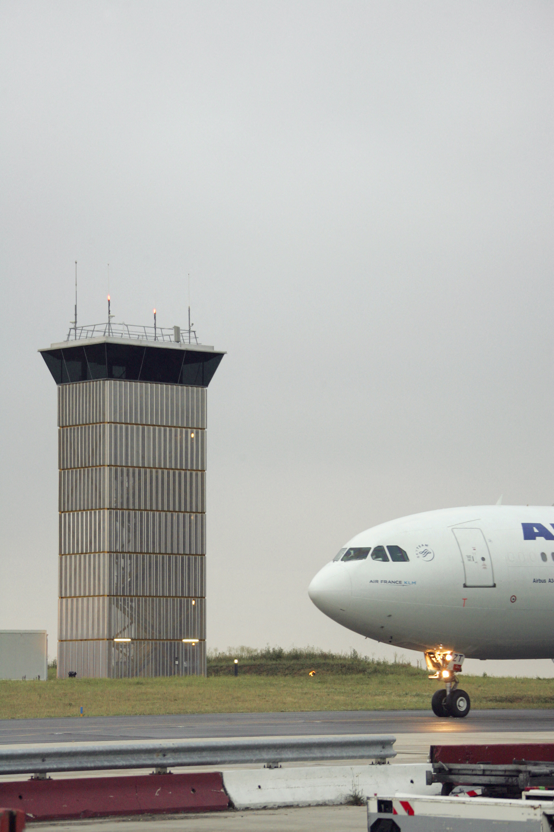 Un Airbus A330 de Air France acercándose a la torre de control de tráfico de París en 2006 | Fuente: Getty images