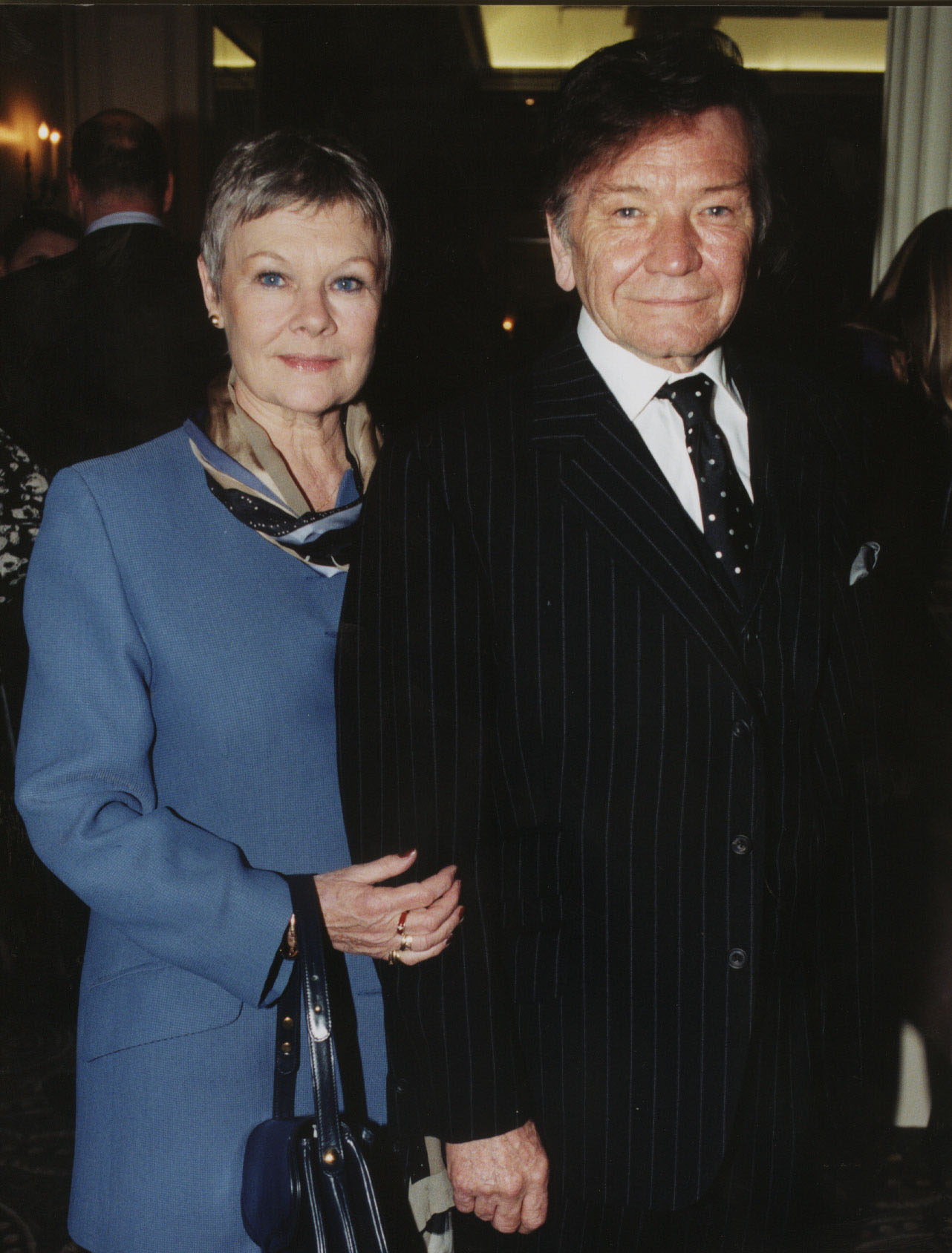 Judi Dench y Michael Williams en los Evening Standard Drama Awards de 1997 | Fuente: Getty Images