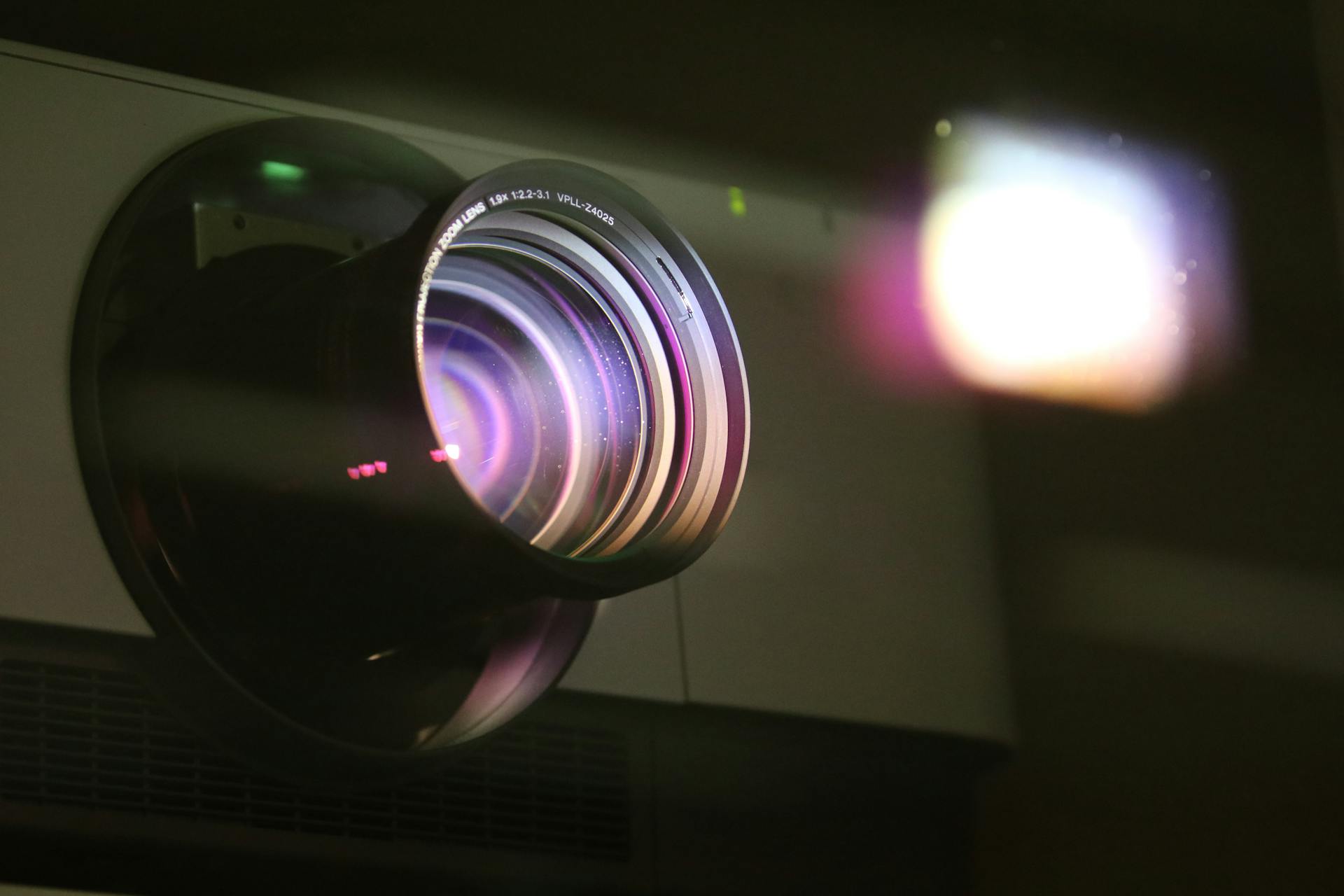 Un proyector proyectando algo | Fuente: Pexels