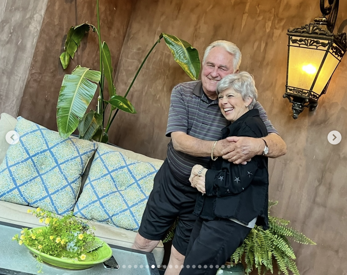 Los padres de Brad Pitt, William Alvin "Bill" y Jane Etta, compartiendo un abrazo, fecha del 6 de agosto de 2025 | Fuente: Instagram/pidney
