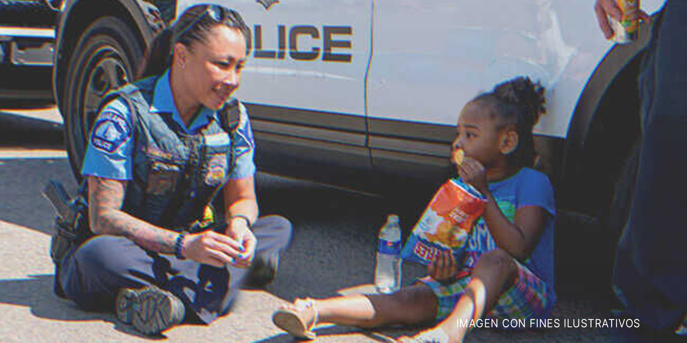 Mujer policía con una niña | Fuente: Shutterstock