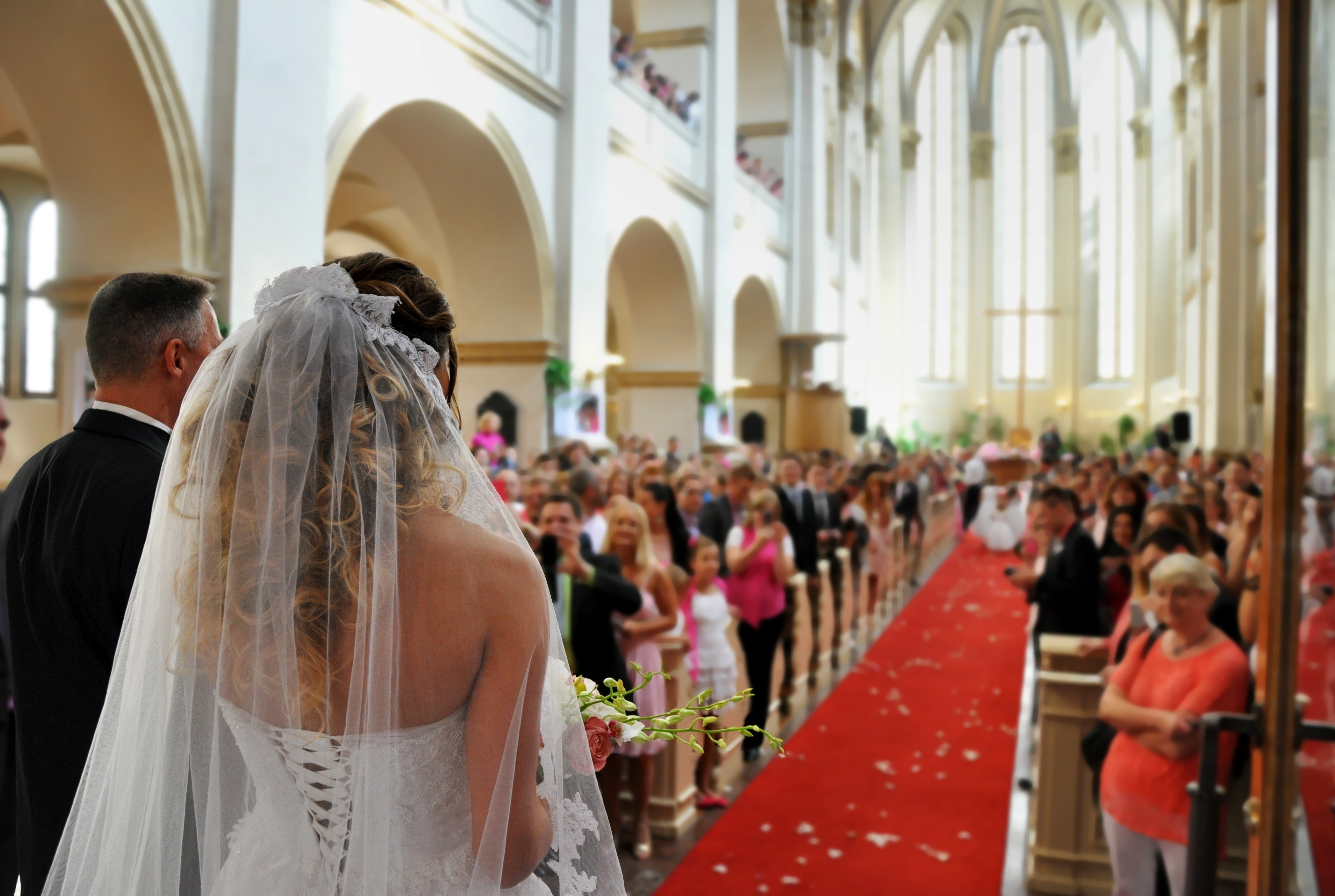 Bonita boda en una gran iglesia | Fuente: Shutterstock