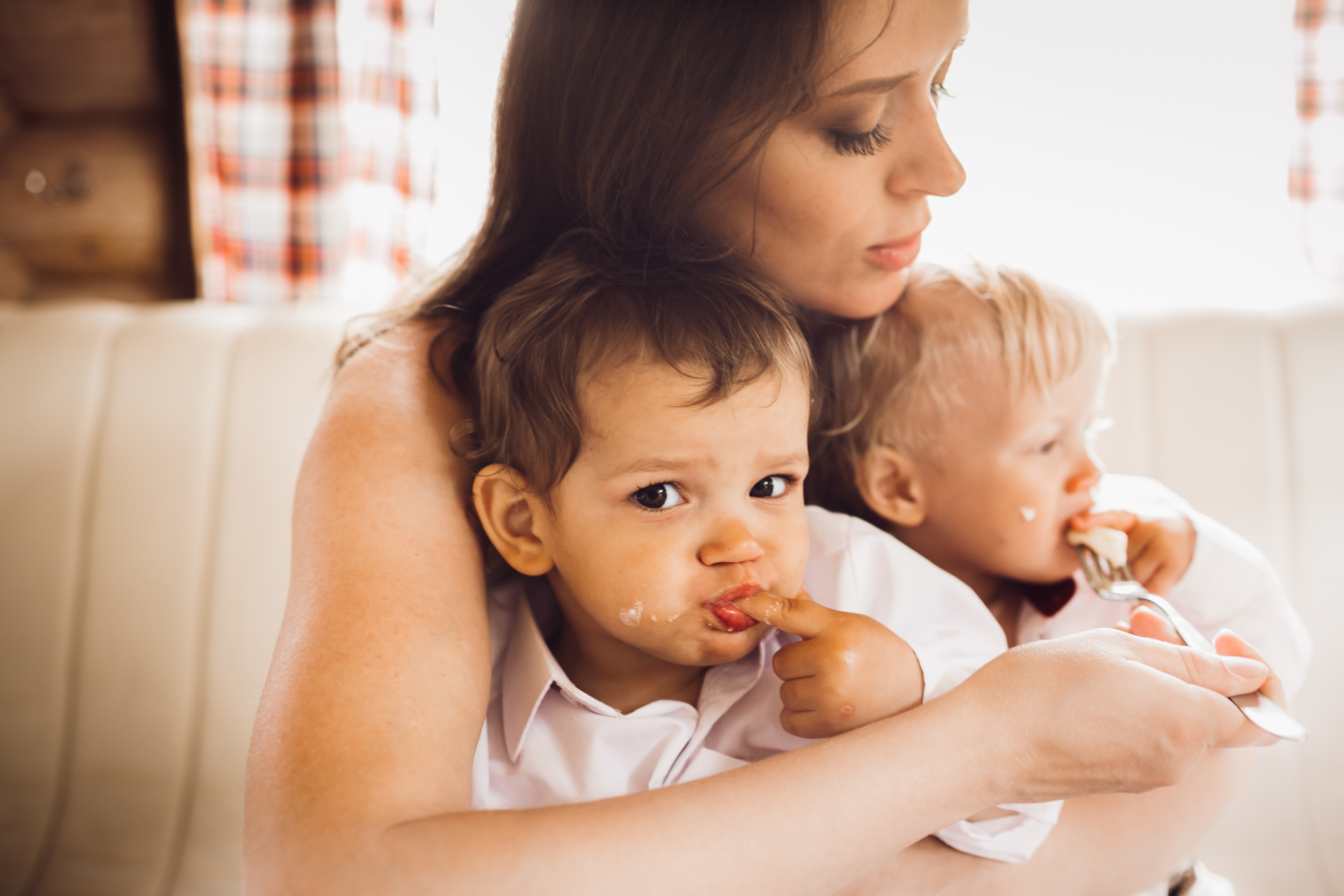 Una mujer con dos niños | Fuente: Freepik