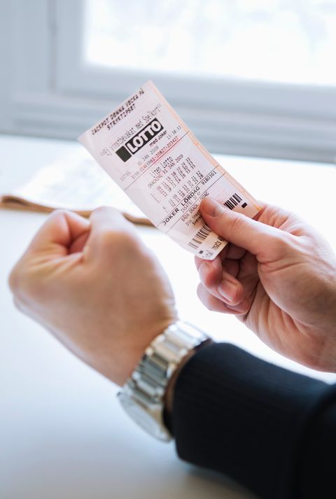 Hombre con billete de lotería | Foto: Getty Images