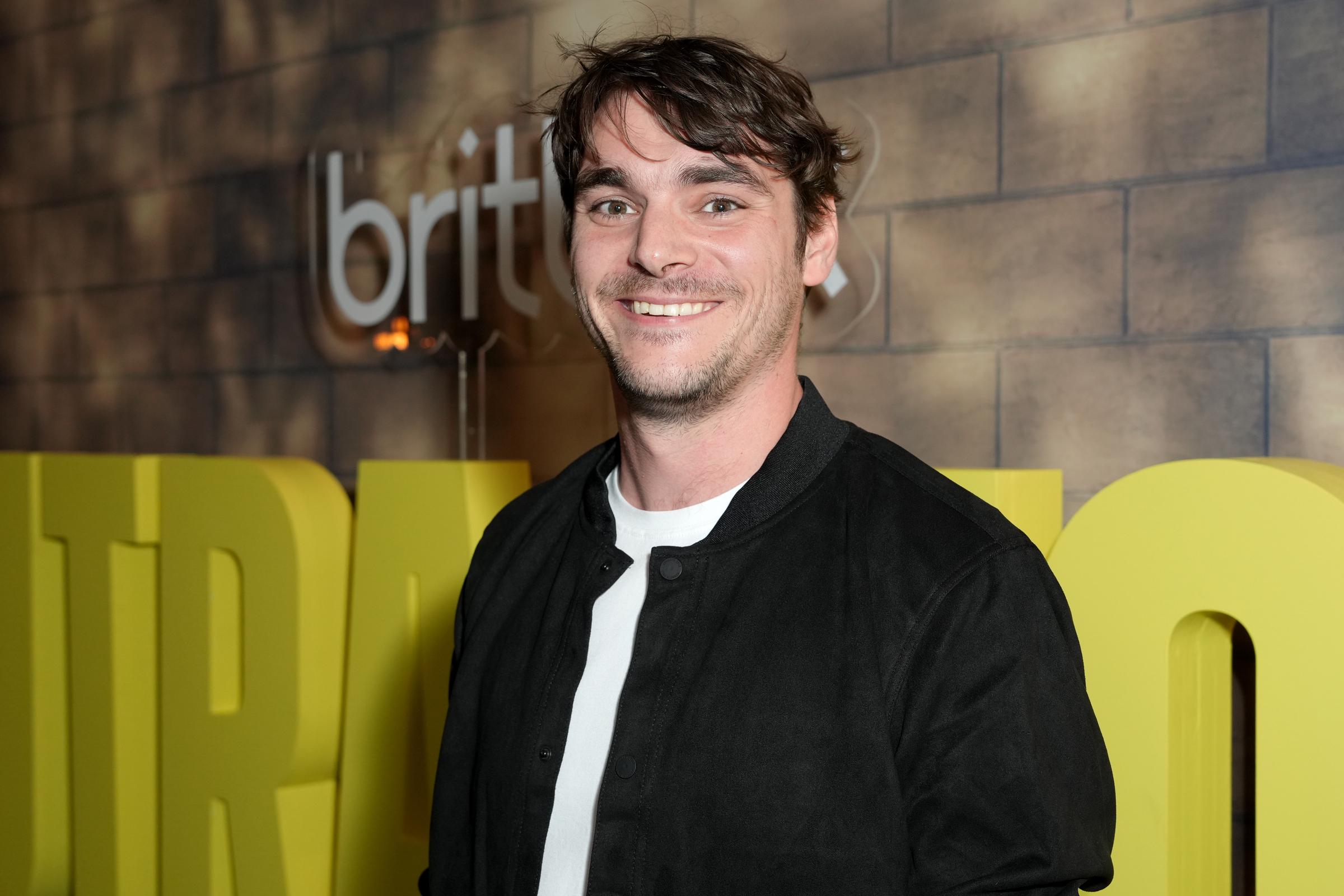 RJ Mitte asiste a la fiesta posterior al estreno mundial de "Outrageous" en la ciudad de Nueva York el 5 de junio de 2025. Meses antes de su muerte, el actor de "Breaking Bad" todavía hacía apariciones públicas mientras se mantenía involucrado en trabajo de caridad en Brownsville, Texas. | Fuente: Getty Images
