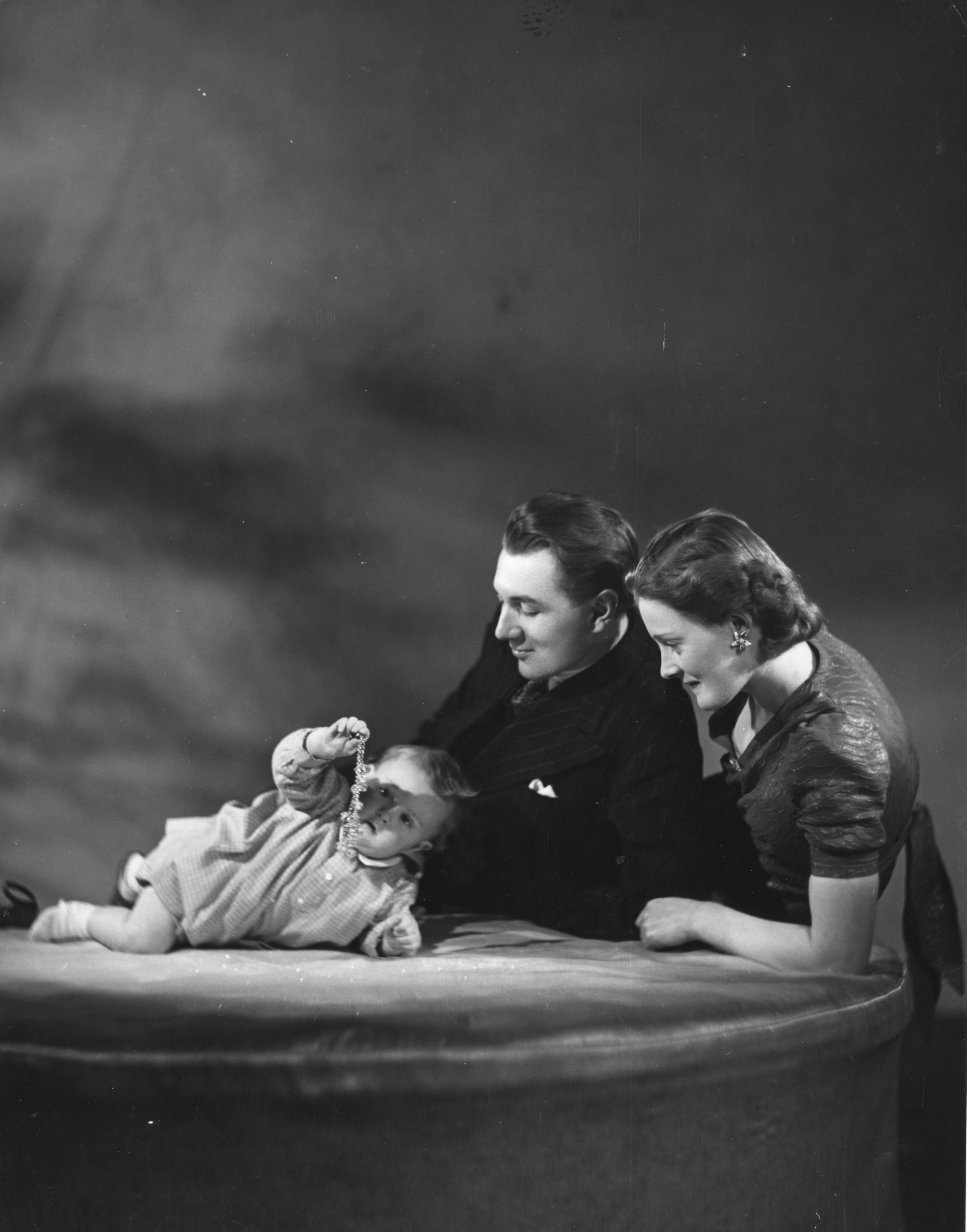 Michael Redgrave y Rachel Kempson con su hija, la actriz en cuestión, hacia 1939 | Fuente: Getty Images