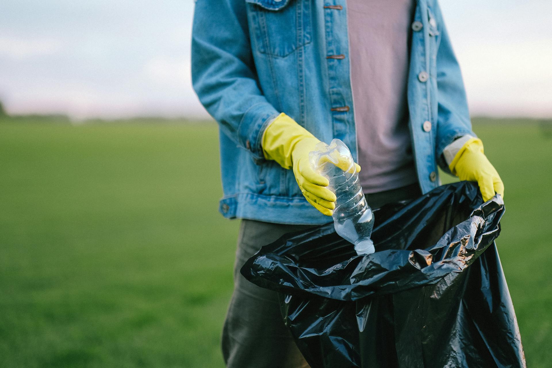 Una persona recogiendo basura | Fuente: Pexels