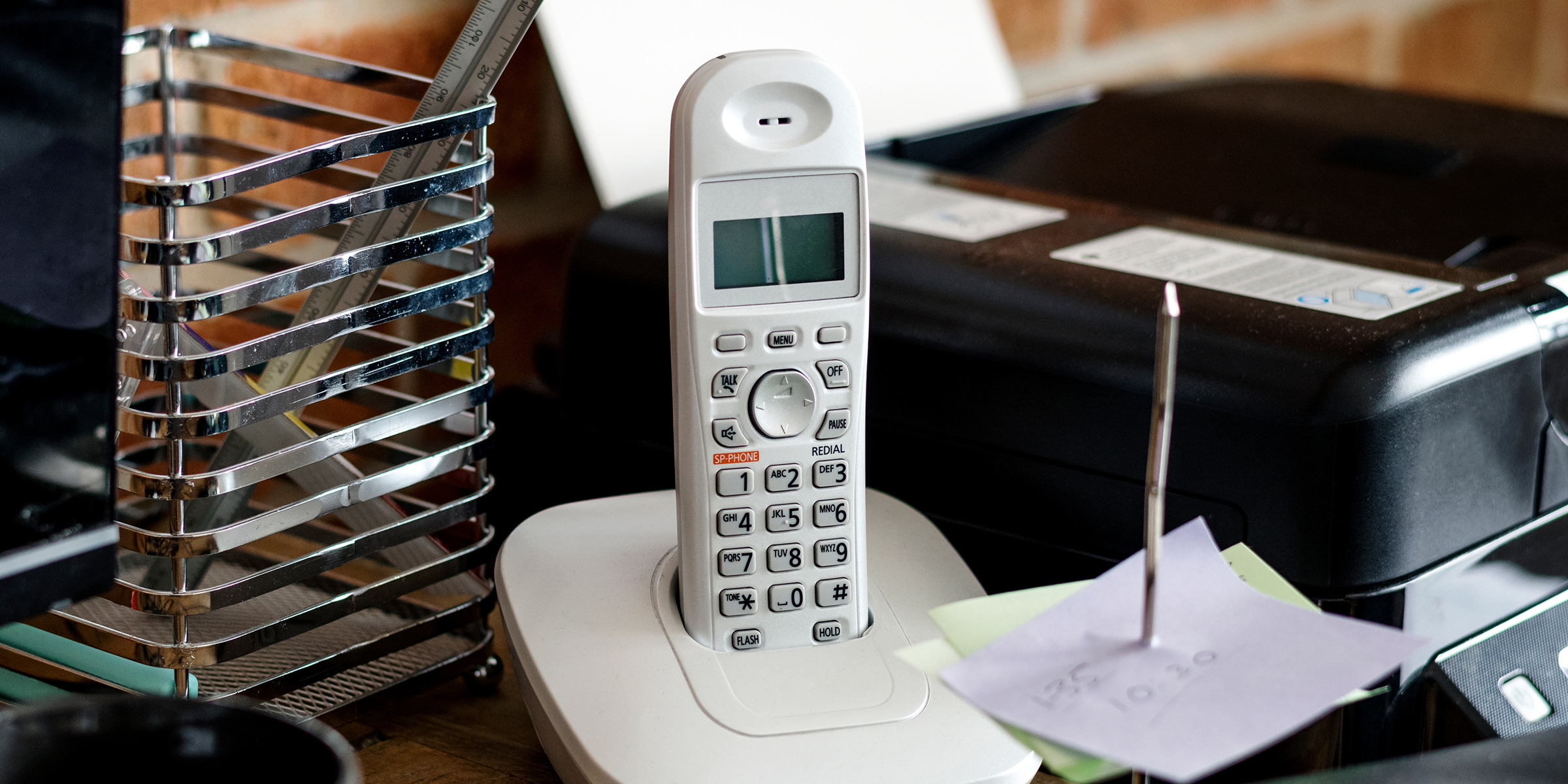 Primer plano de un teléfono fijo | Fuente: Shutterstock