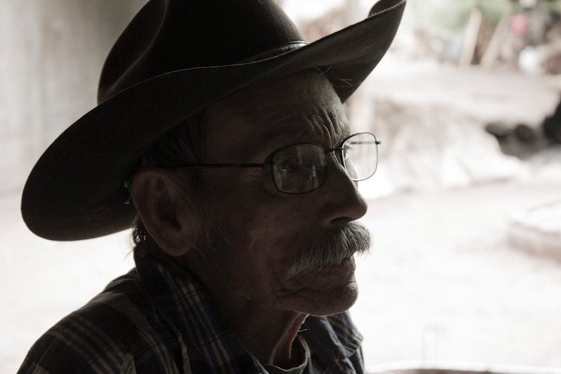 Anciano usando lentes y sombrero vaquero / Imagen tomada de: Pexels
