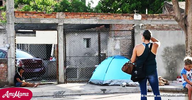 Mujer es tristemente forzada a vivir en una casa de campaña en la puerta de su propio hogar