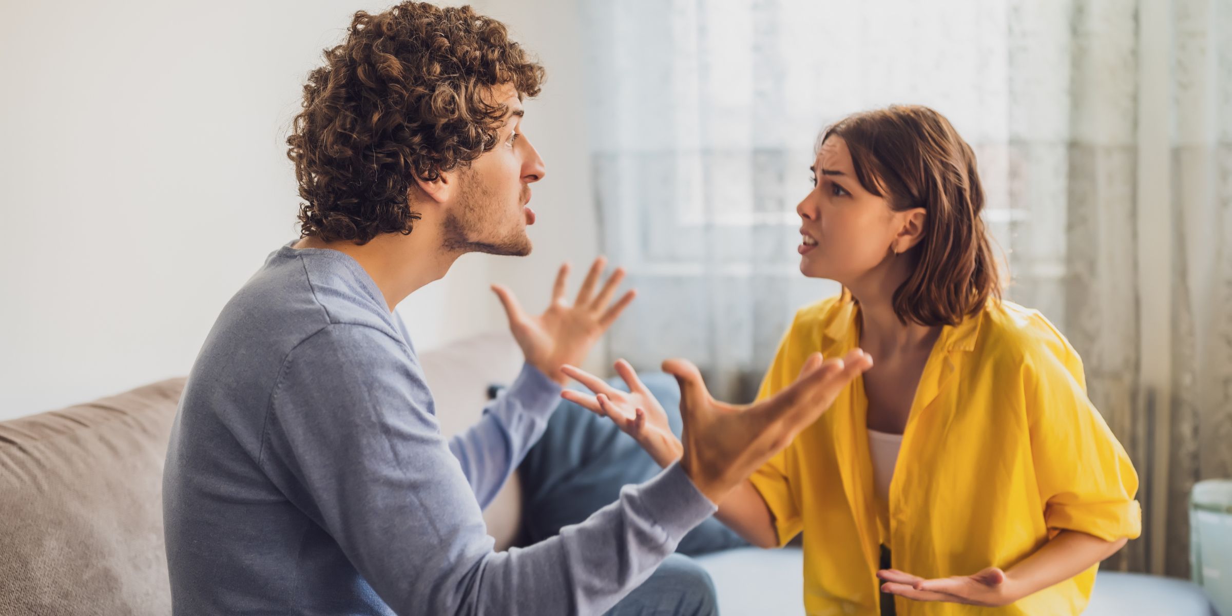 Una pareja discutiendo | Fuente: Shutterstock