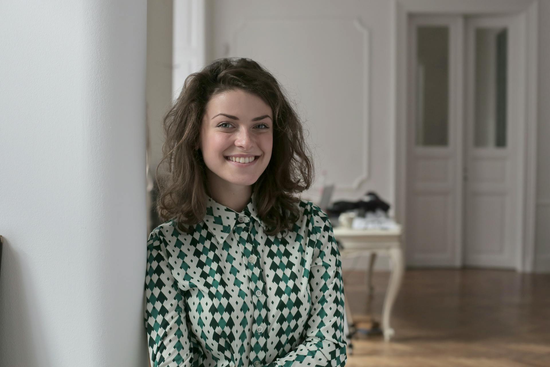 Una mujer sonriente mirando a alguien | Fuente: Pexels