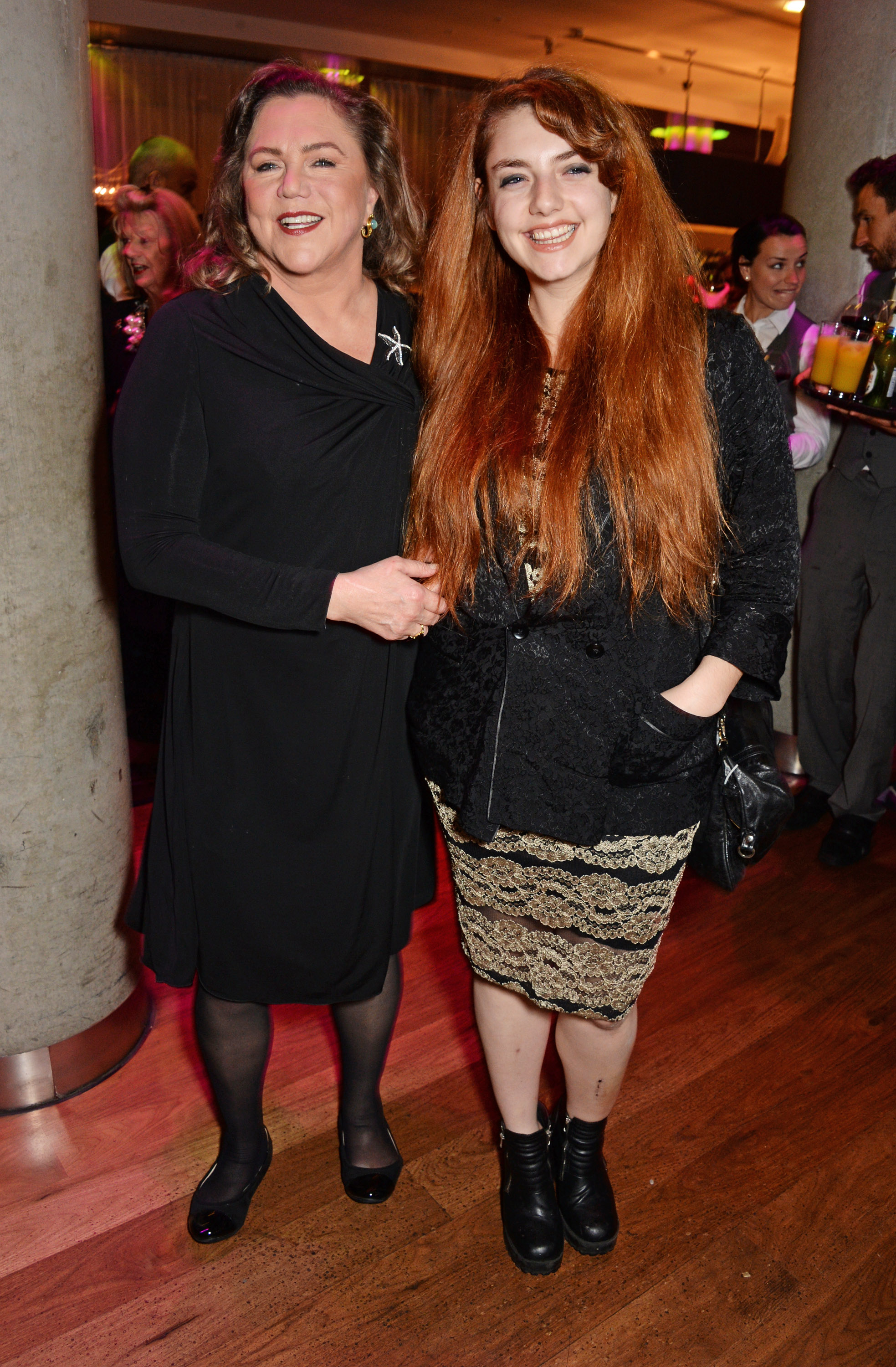 Kathleen Turner y Rachel Ann Weiss en una fiesta posterior en Londres en 2014 | Fuente: Getty Images