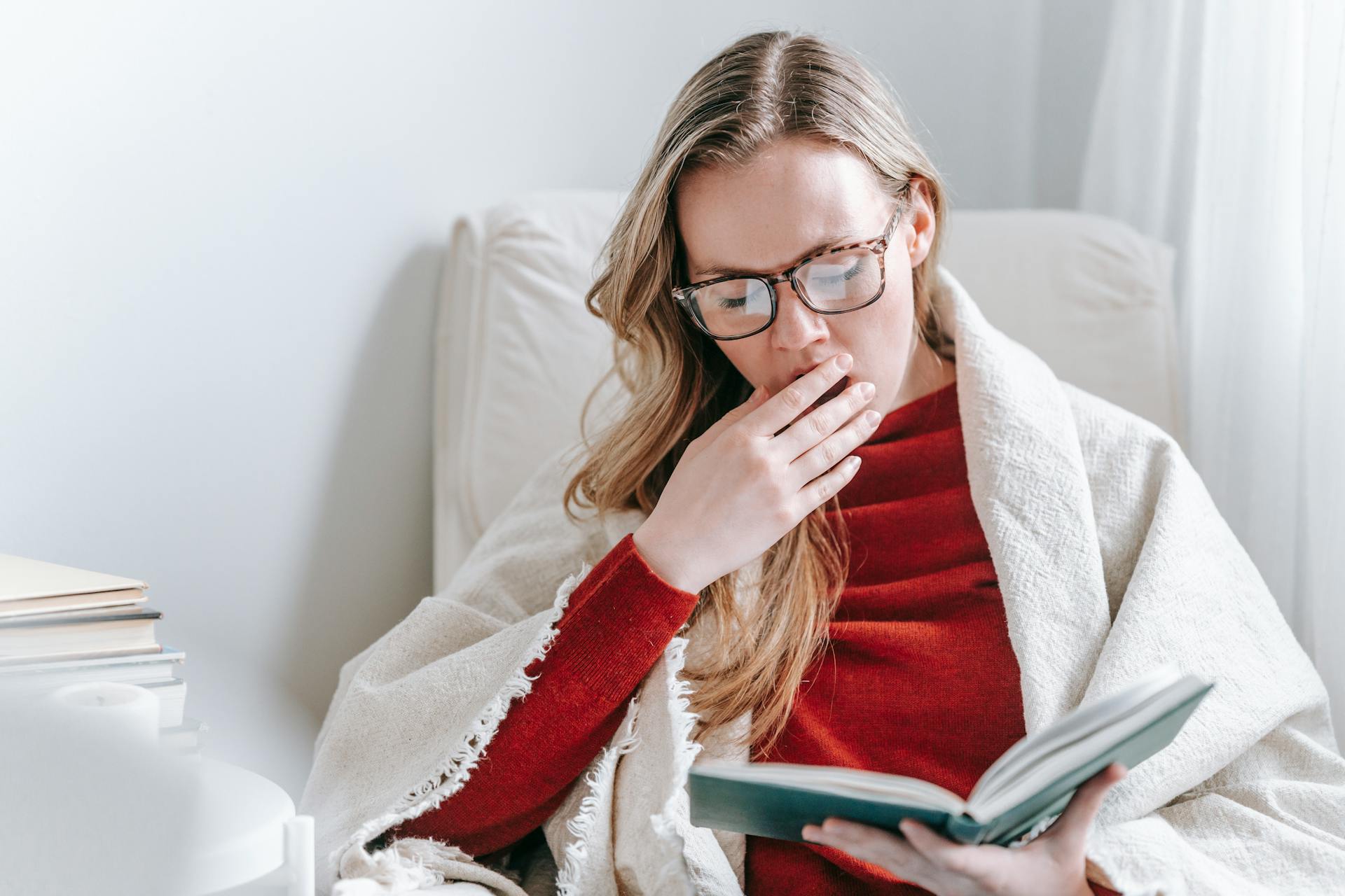 Una mujer bostezando | Fuente: Pexels