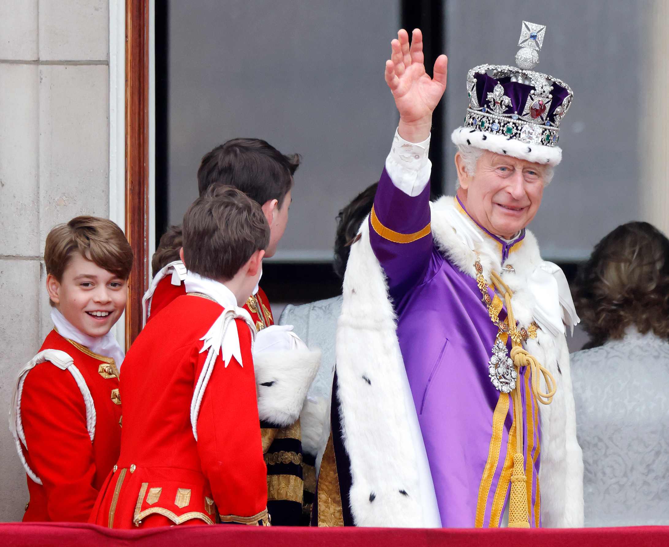 El príncipe George y el rey Charles III en el balcón del Palacio de Buckingham tras la Coronación del Rey Charles III y la Reina Camilla en la Abadía de Westminster el 6 de mayo de 2023, en Londres, Inglaterra. | Fuente: Getty Images