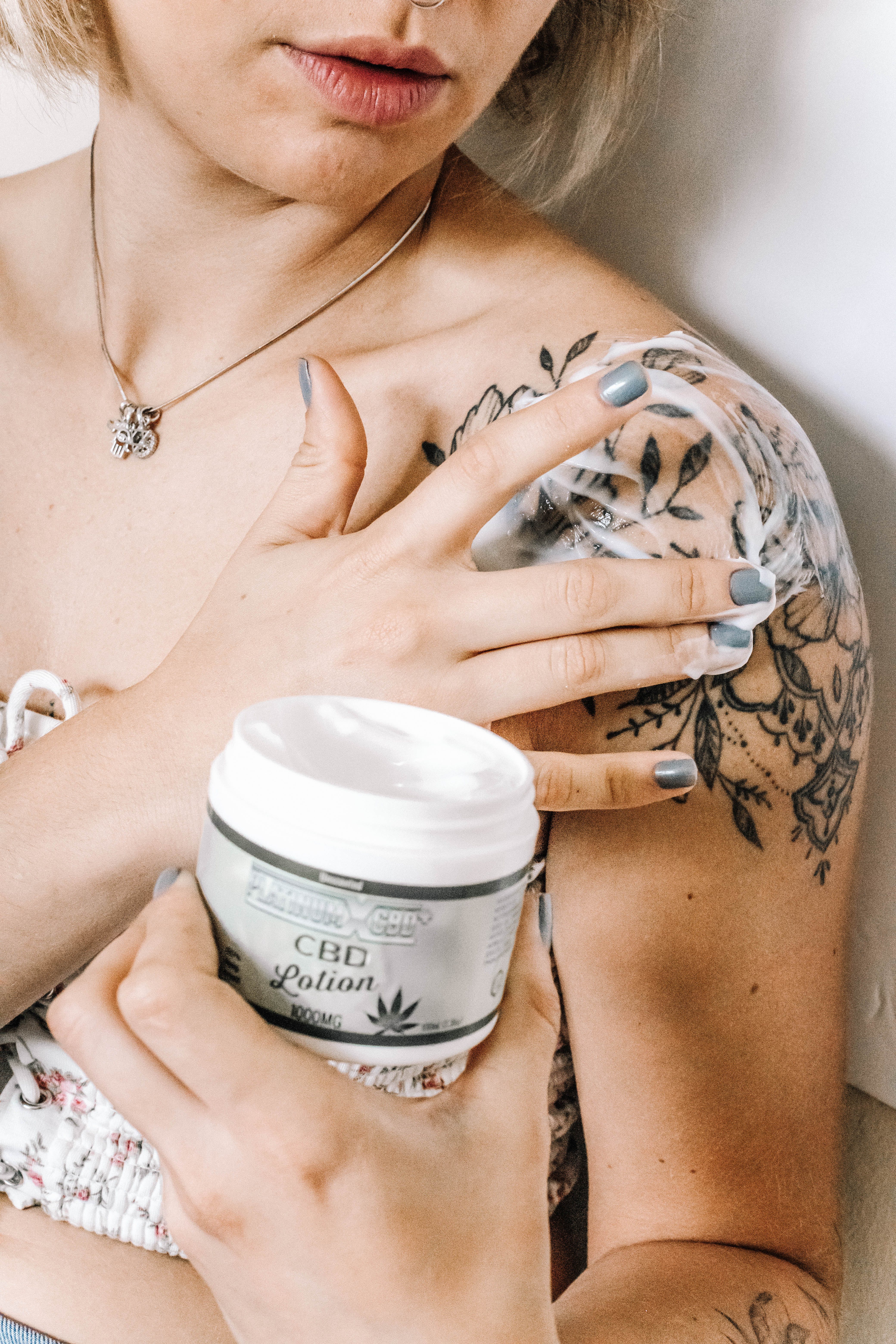 Una mujer cuidando de un nuevo tatuaje | Foto: Pexels
