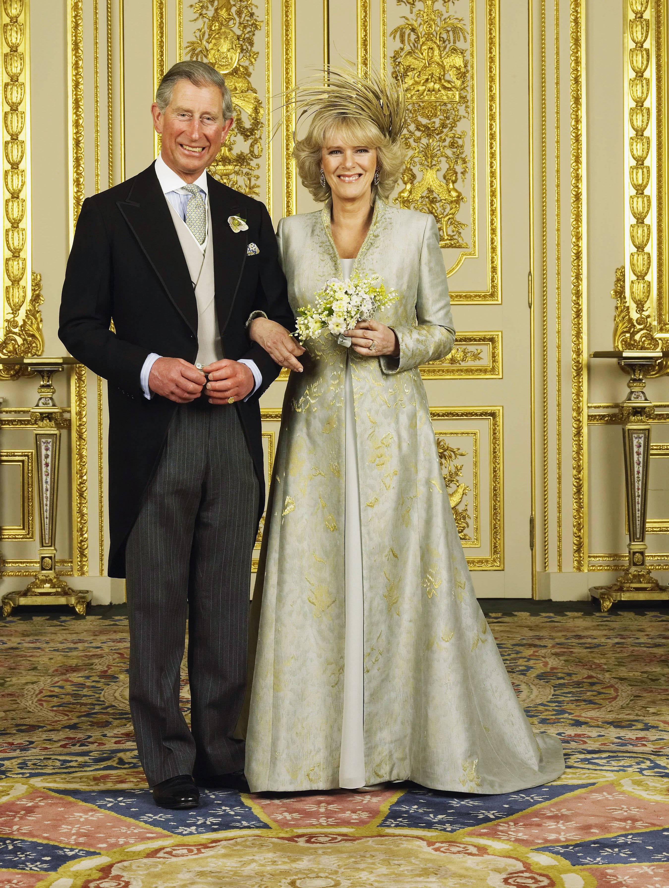 El príncipe Charles y Camilla, duquesa de Cornualles, en el Salón Blanco del Castillo de Windsor después de su ceremonia de boda, el 9 de abril de 2005 en Windsor, Inglaterra. | Foto: Getty Images