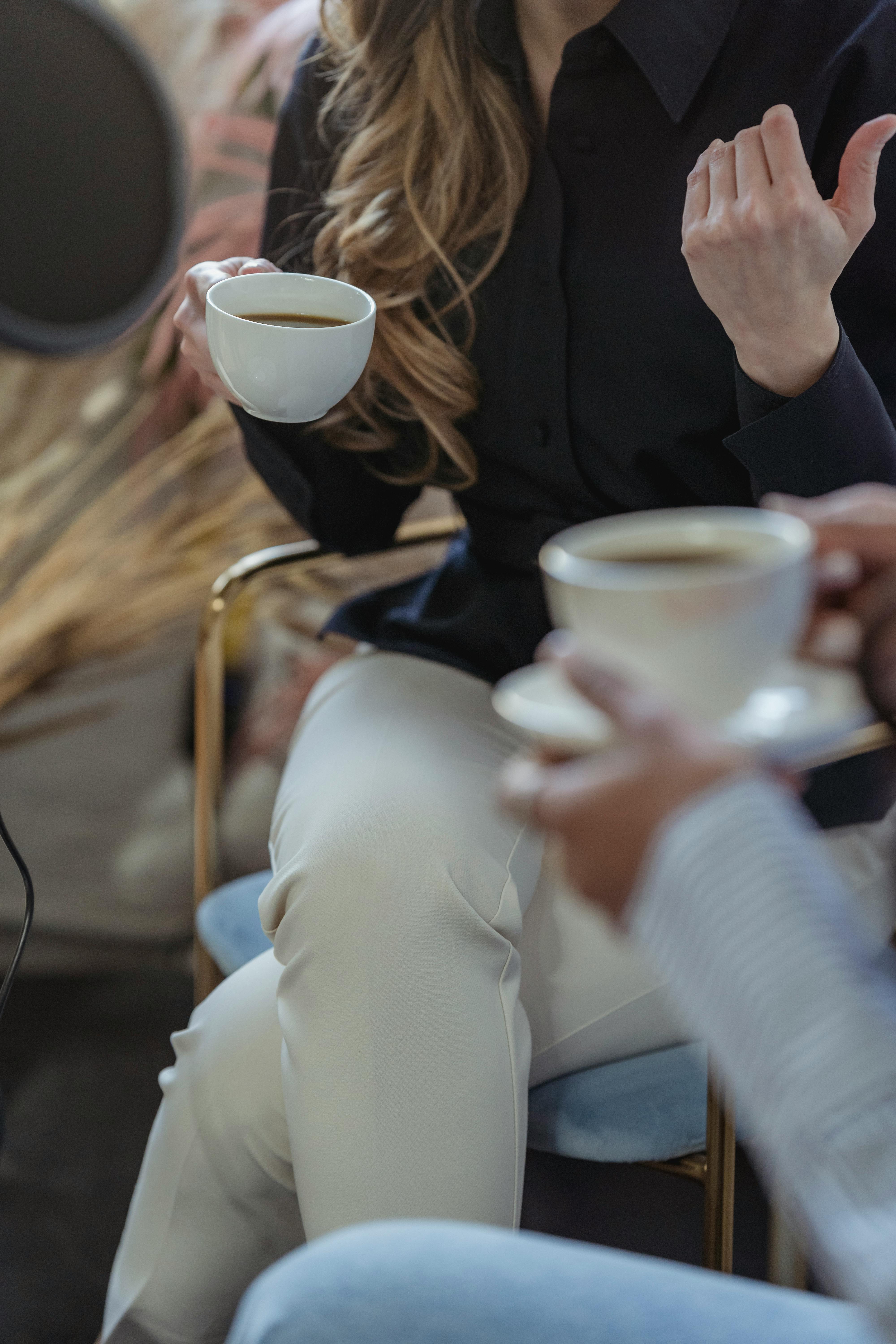 James y Natalie comparten un momento íntimo en la cafetería del aeropuerto | Fuente: Pexels