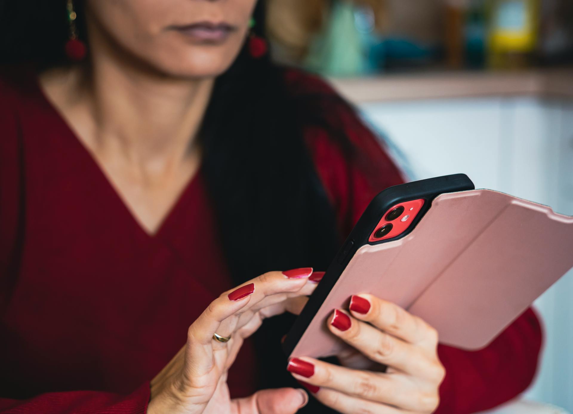 Una mujer decidida usando su teléfono | Fuente: Pexels