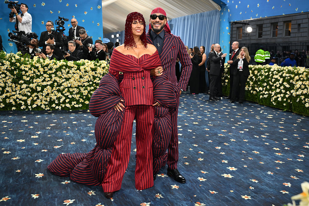 La cantautora estadounidense Alicia Keys y su marido, el rapero estadounidense Swizz Beatz, se complementaron con looks a juego en la Met Gala 2025.