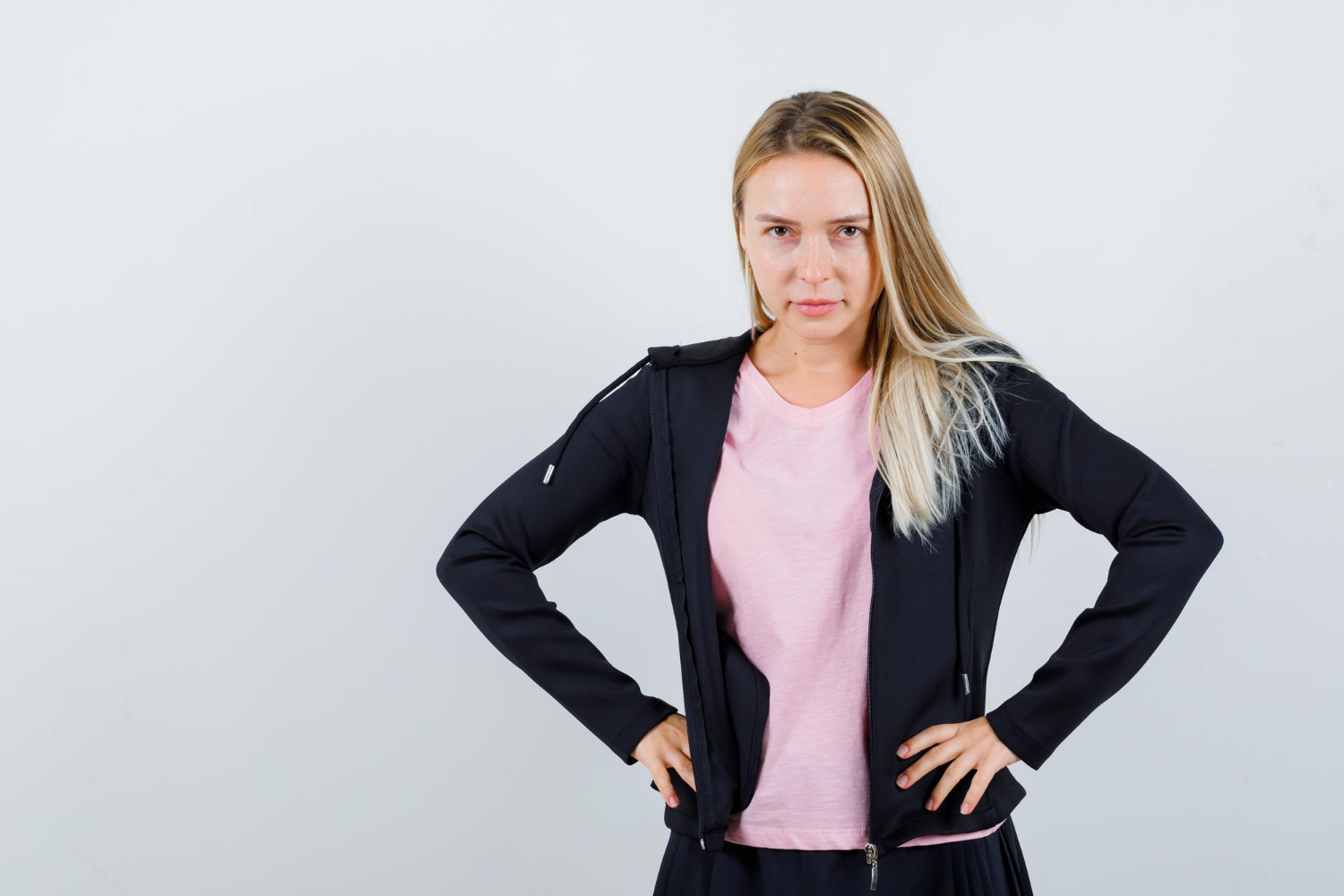 Una donna con le mani sul fianco | Fonte: Freepik