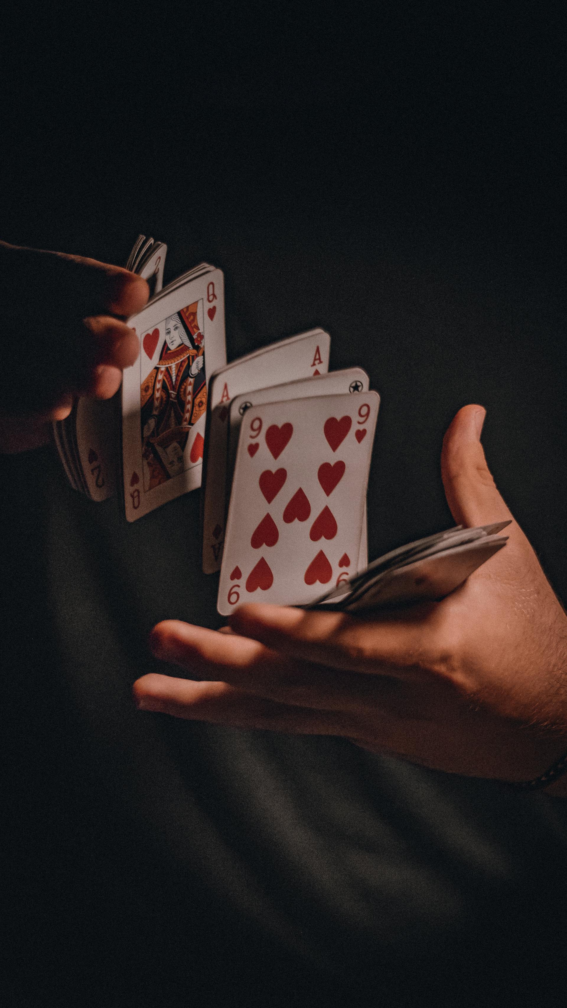 Una persona barajando cartas | Fuente: Pexels