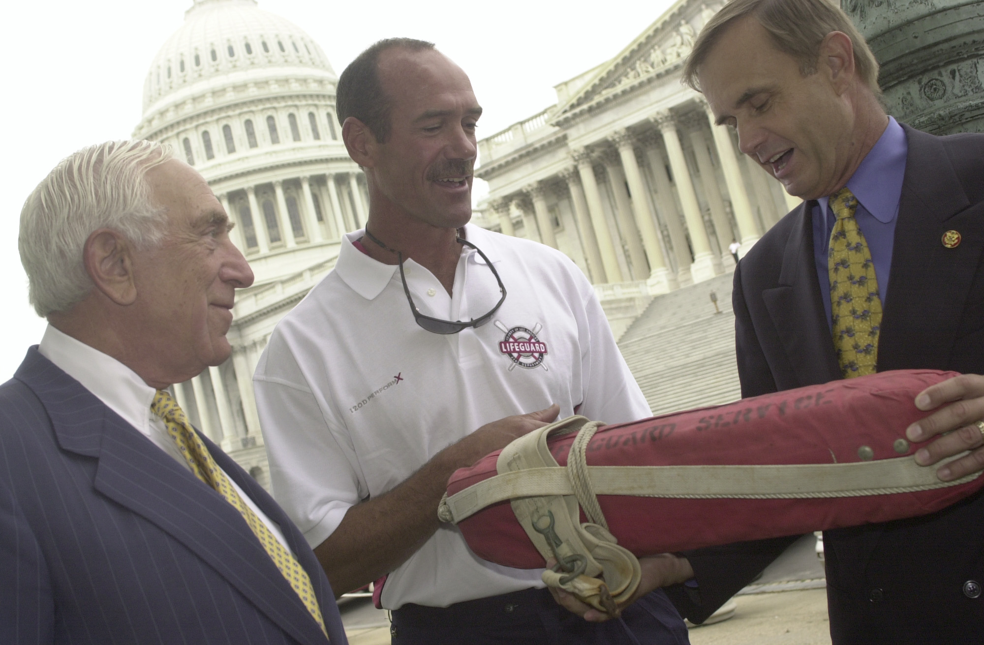 El senador Frank Lautenberg, Michael Newman, y el representante Brian Bilbray fotografiados el 25 de julio de 2000 | Fuente: Getty Images