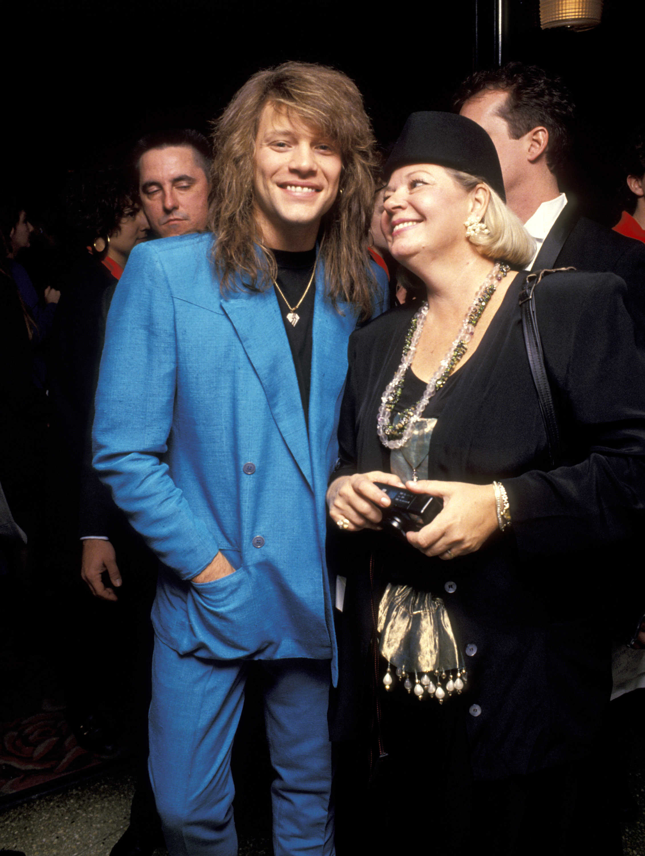 El cantante y su madre Carol Bongiovi en la 3ª edición de los premios Silver Clef Award Honors Bon Jovi en noviembre de 1990 | Fuente: Getty Images