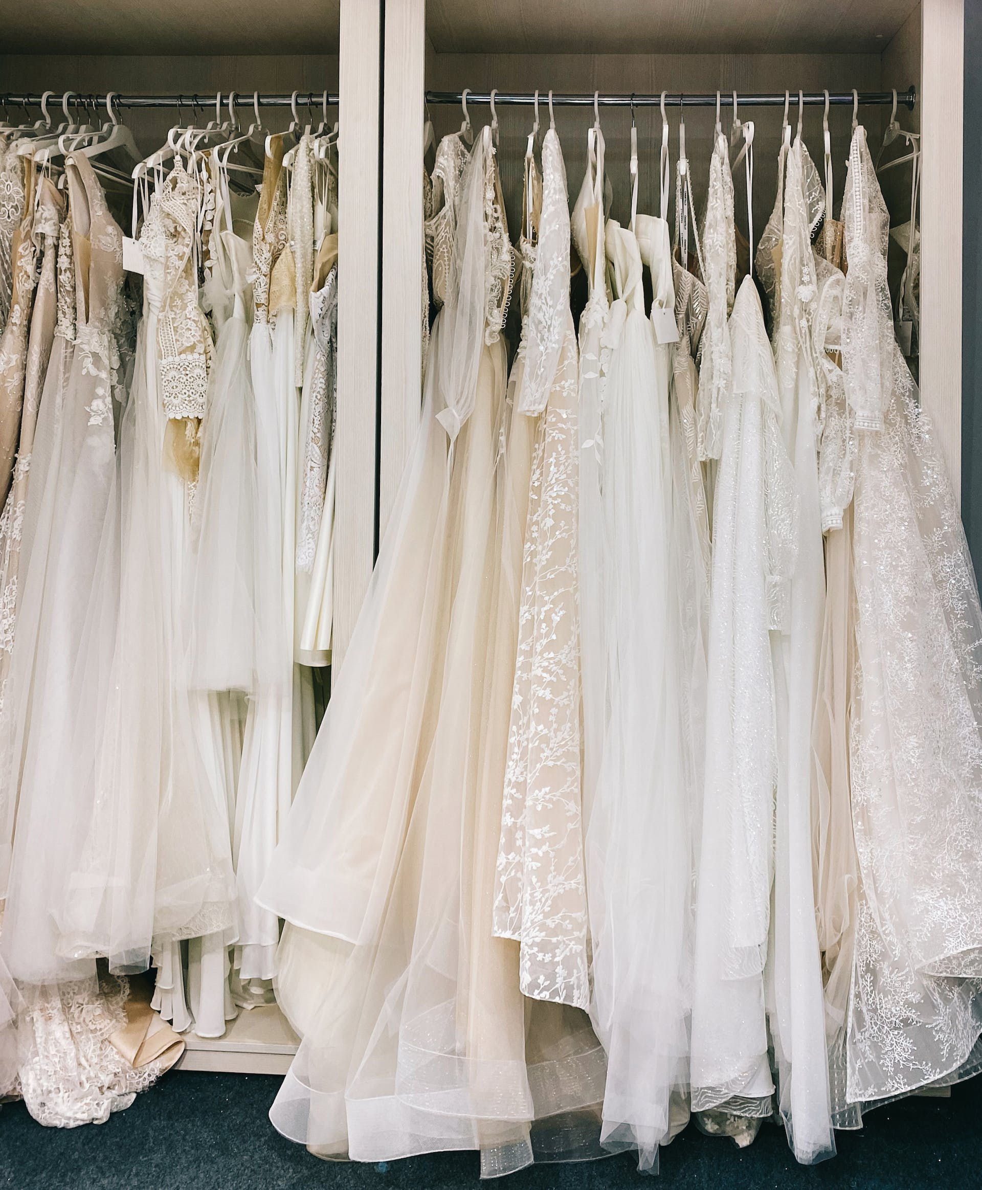 Vestidos de novia colgados en una tienda | Foto: Pexels